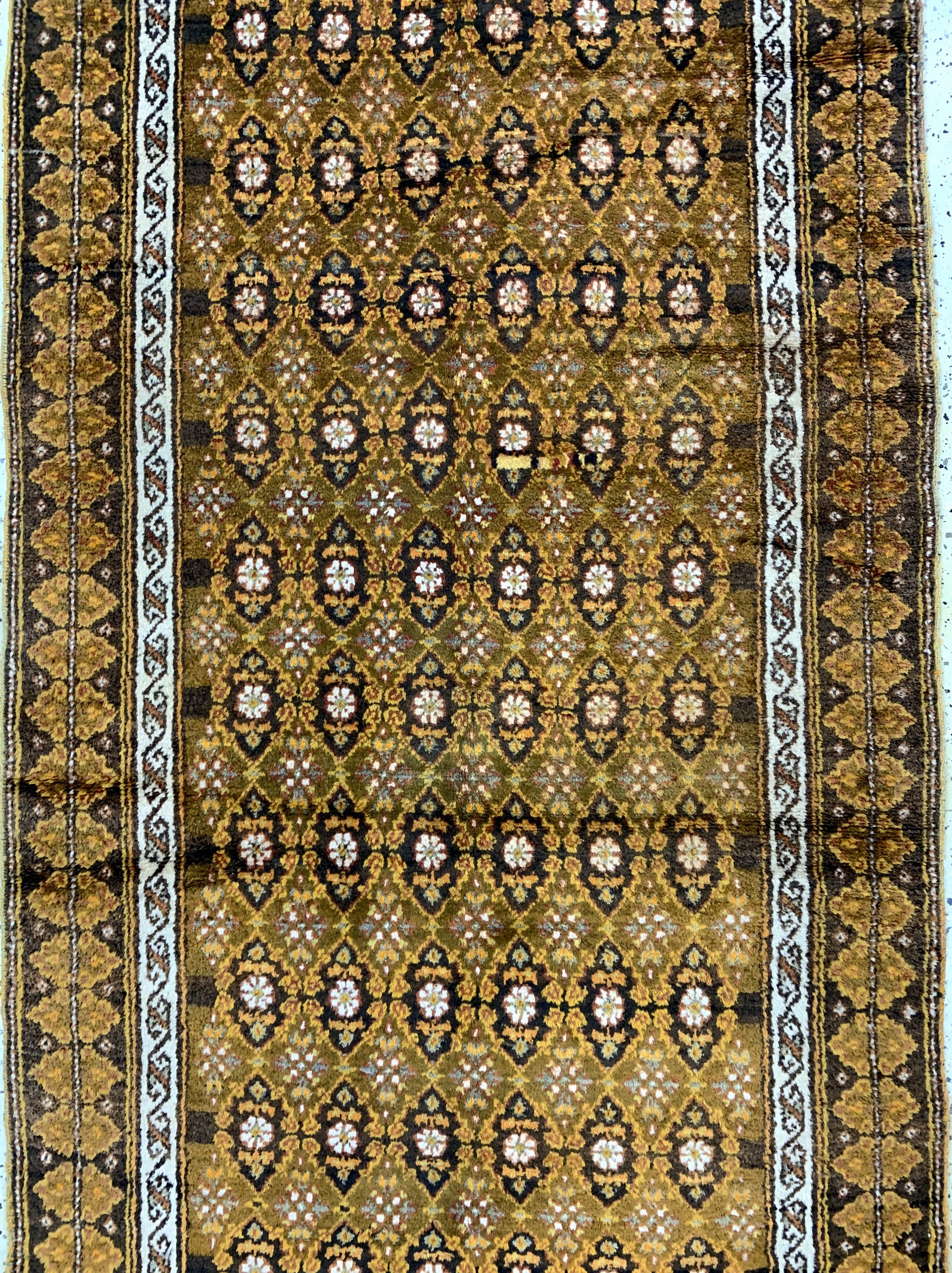 Detail b: Kurdischer"Dorfteppich", Persien, um 1900, Wolle auf Wolle, ca. 367 x 113 cm, minimale Mottenfraß, EHZ: 2