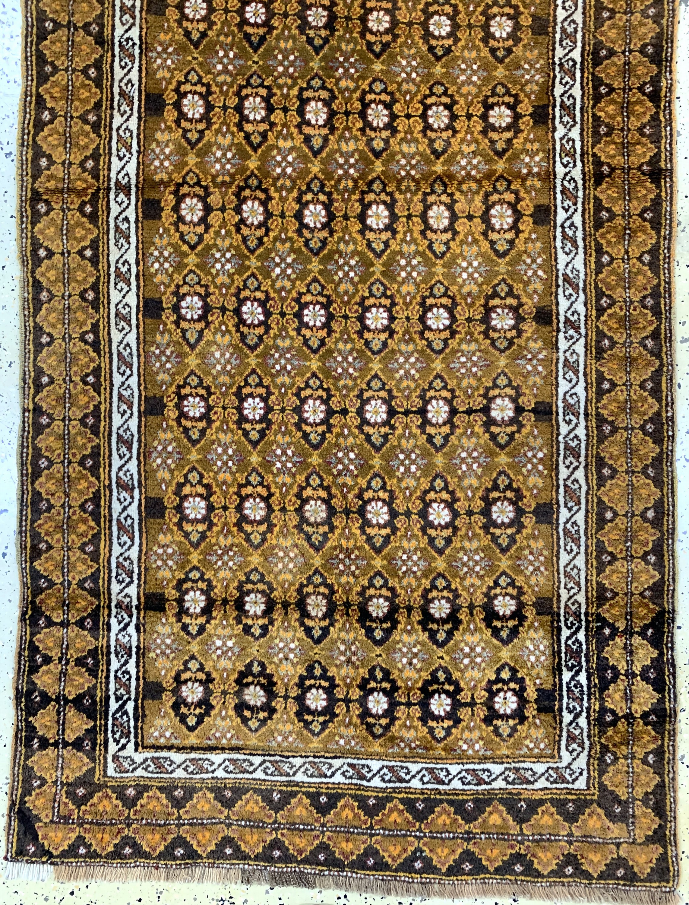 Detail c: Kurdischer"Dorfteppich", Persien, um 1900, Wolle auf Wolle, ca. 367 x 113 cm, minimale Mottenfraß, EHZ: 2