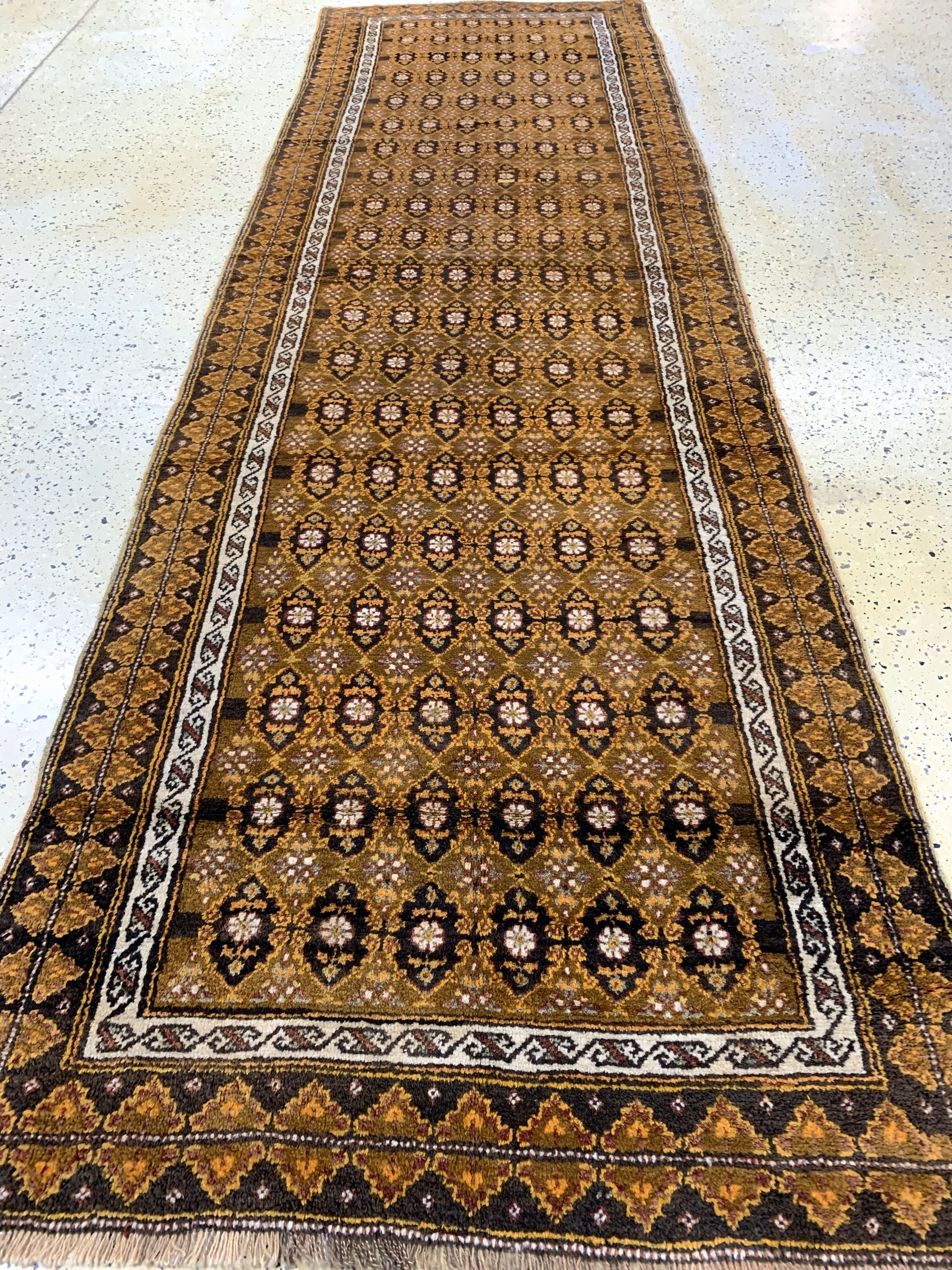 Detail d: Kurdischer"Dorfteppich", Persien, um 1900, Wolle auf Wolle, ca. 367 x 113 cm, minimale Mottenfraß, EHZ: 2