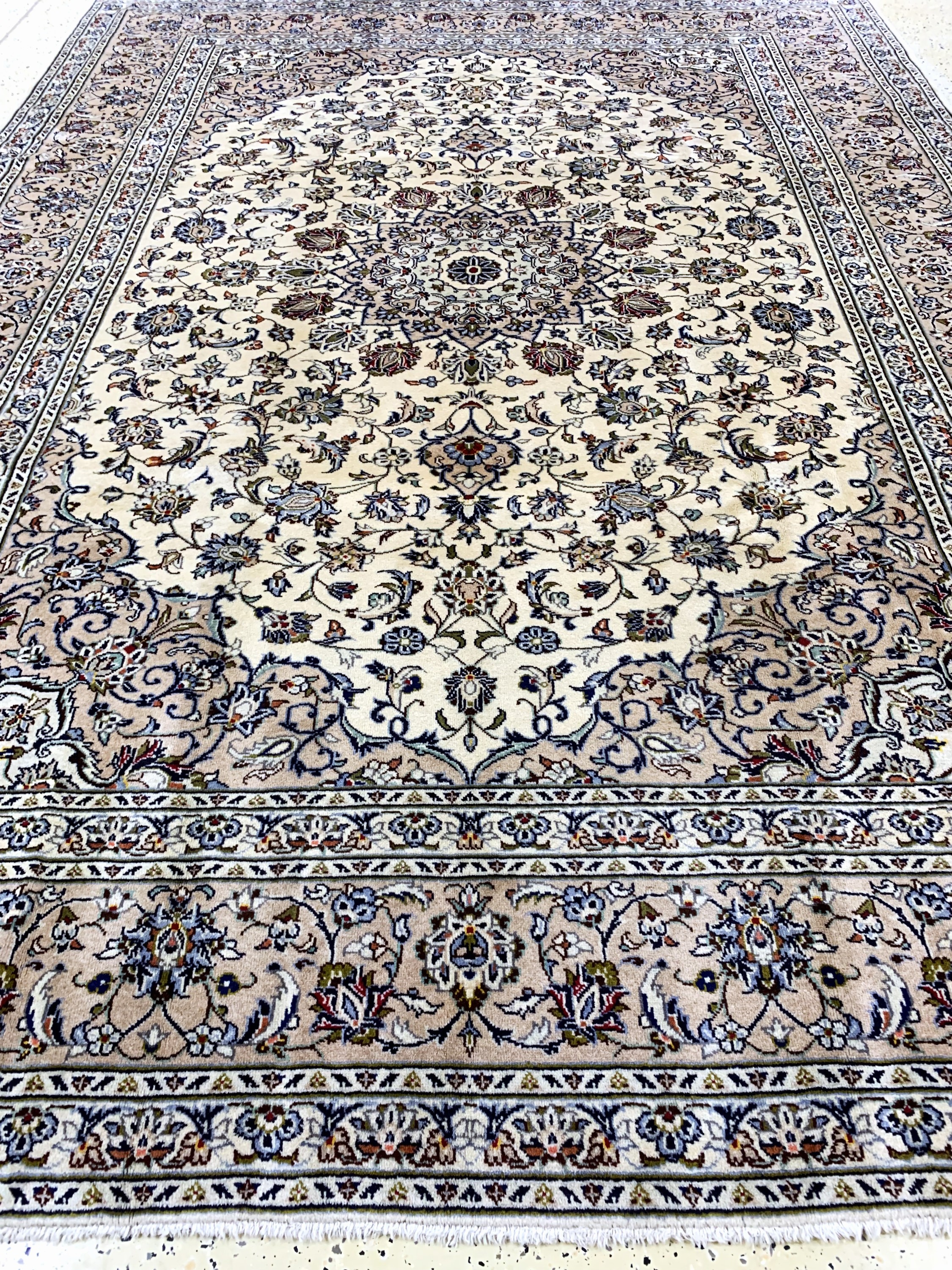 Detail g: Keschan Kork Persien, signiert"Falah", Mitte 20.Jhd, Korkwolle auf Baumwolle, ca. 334x 243 cm, EHZ: 1-2(nahezu Neuwertig)