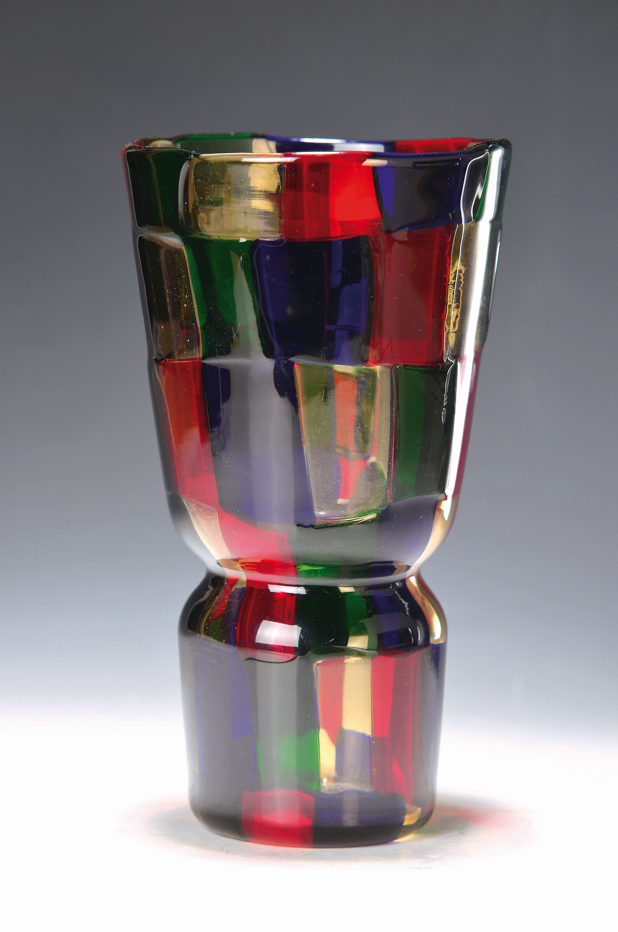 Pezzato-Vase, Entwurf Fulvio Bianconi für Venini & C. Murano, 50er Jahre, Pokalform, farbloses Glas mit mosaikartige zusammengeschmolzenen Quadrate ...