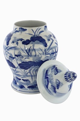 26891144a - Deckelvase, China, Keramik, weiß glasiert, blaue Unterglasurmalerei mit ...