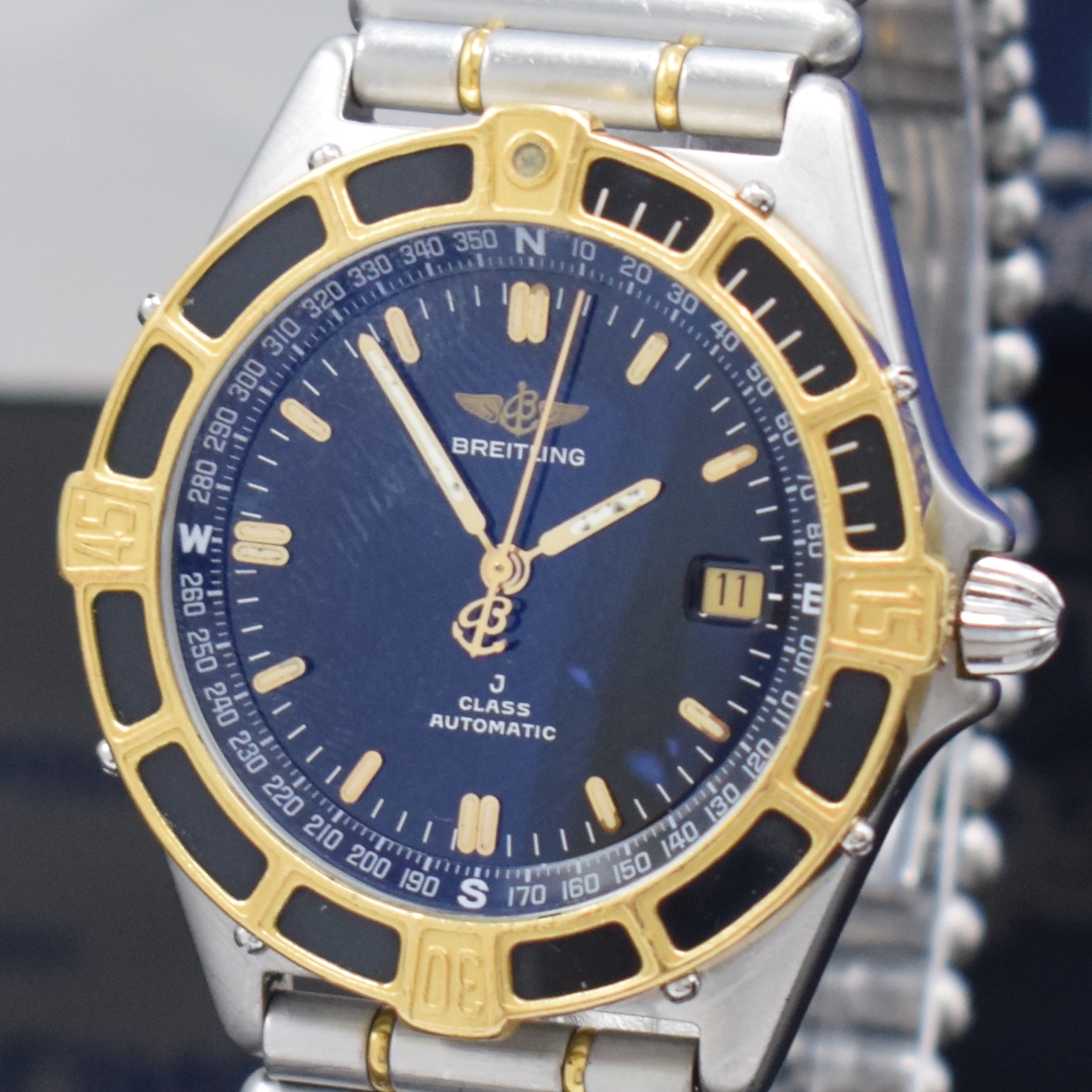 Detail a: BREITLING J-Class Herrenarmbanduhr Referenz 80250, Automatik, verschr. Edelstahlgeh. inkl. orig. Roleauxband m. dopp. Faltschl., Gold-Lünette m. ...