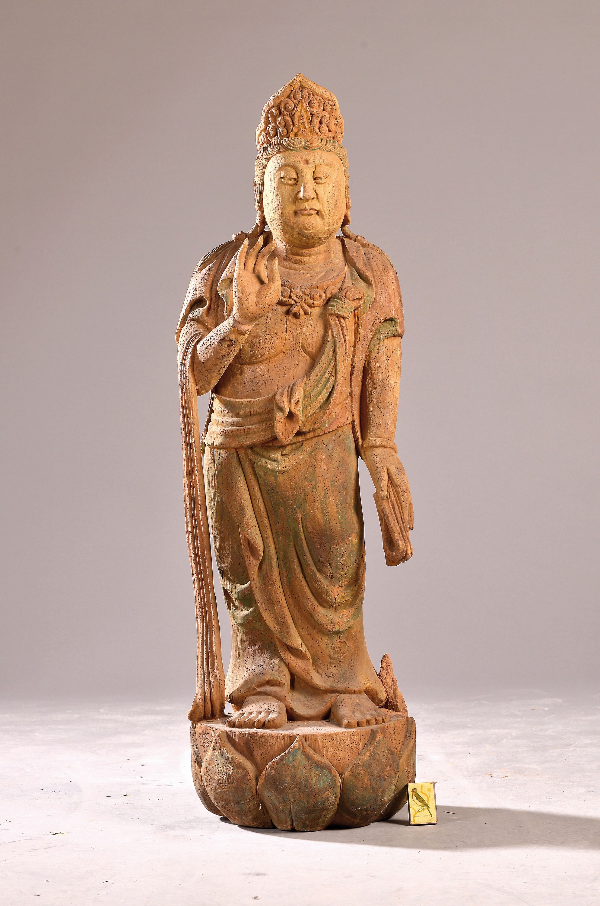 Große Guanyin, China, um 1900, Holz geschnitzt und Reste von Fassung, ein Finger beschädigt, auf Lotussockel, H. 107 cm, B. 38 cm