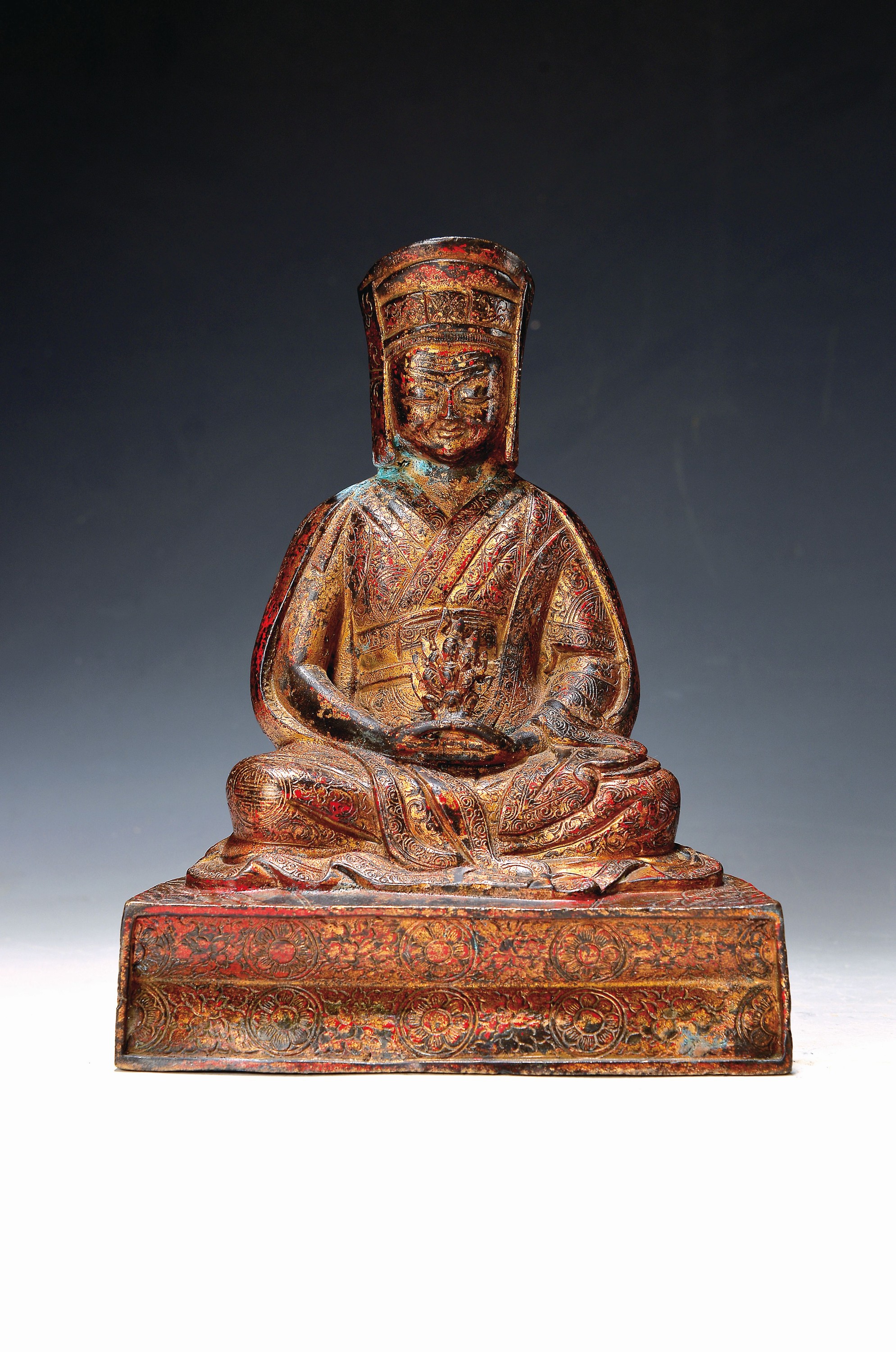 Lama Gampopa (1079-1153), Gründer der Kagyü-Tradition, Nepal, um 1900, Bronze, auf dem Thron acht Glückssymbole, aufwendig verziertes Gewand, ...