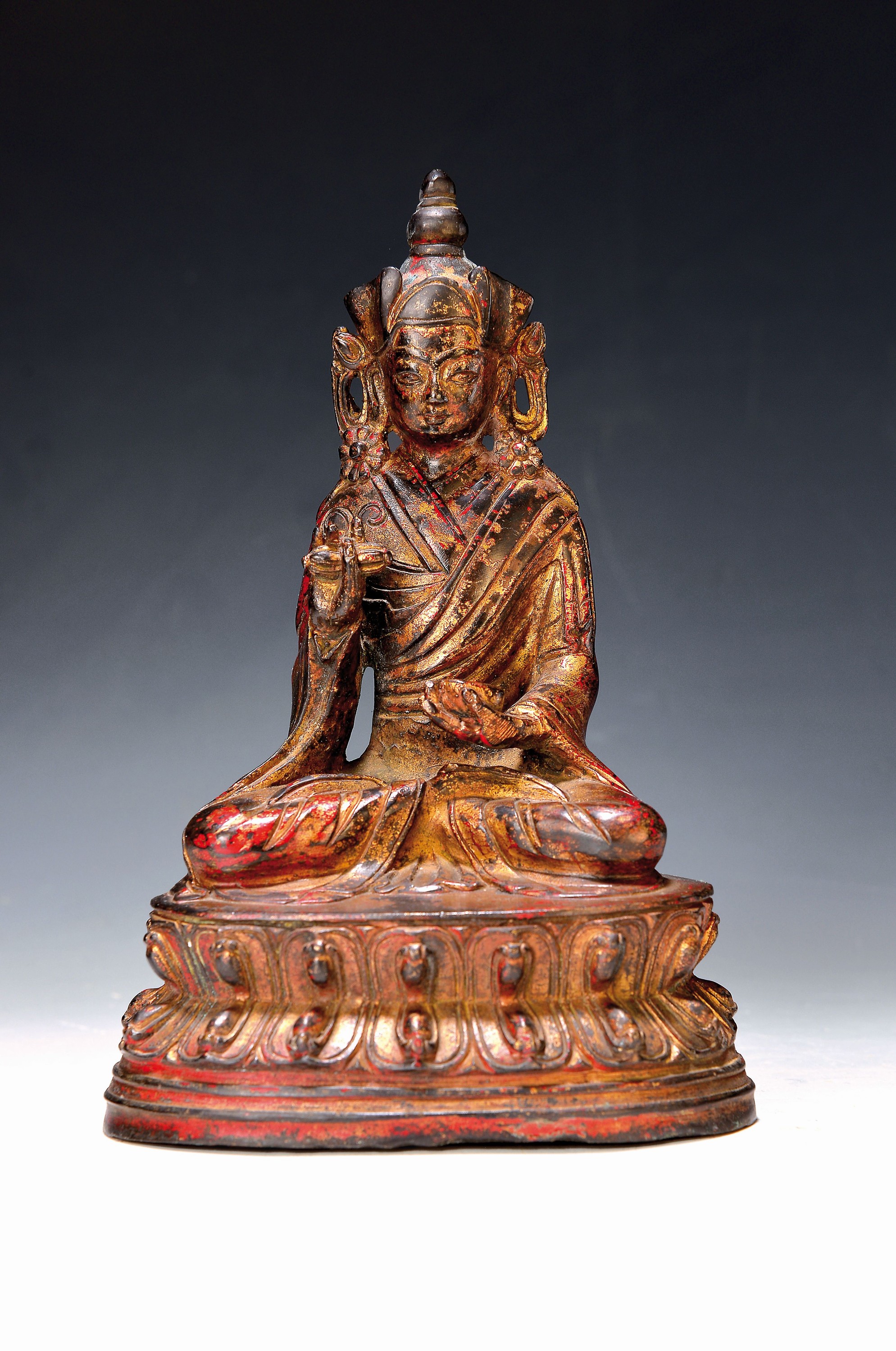 Tsongkhapa/Gelbkappenmönch, Tibet, 19.Jh., Bronze, feiner Guß, doppelter Lotussockel, in einer Hand Opferschale, andere Hand mit Donnerkeil, Reste ...