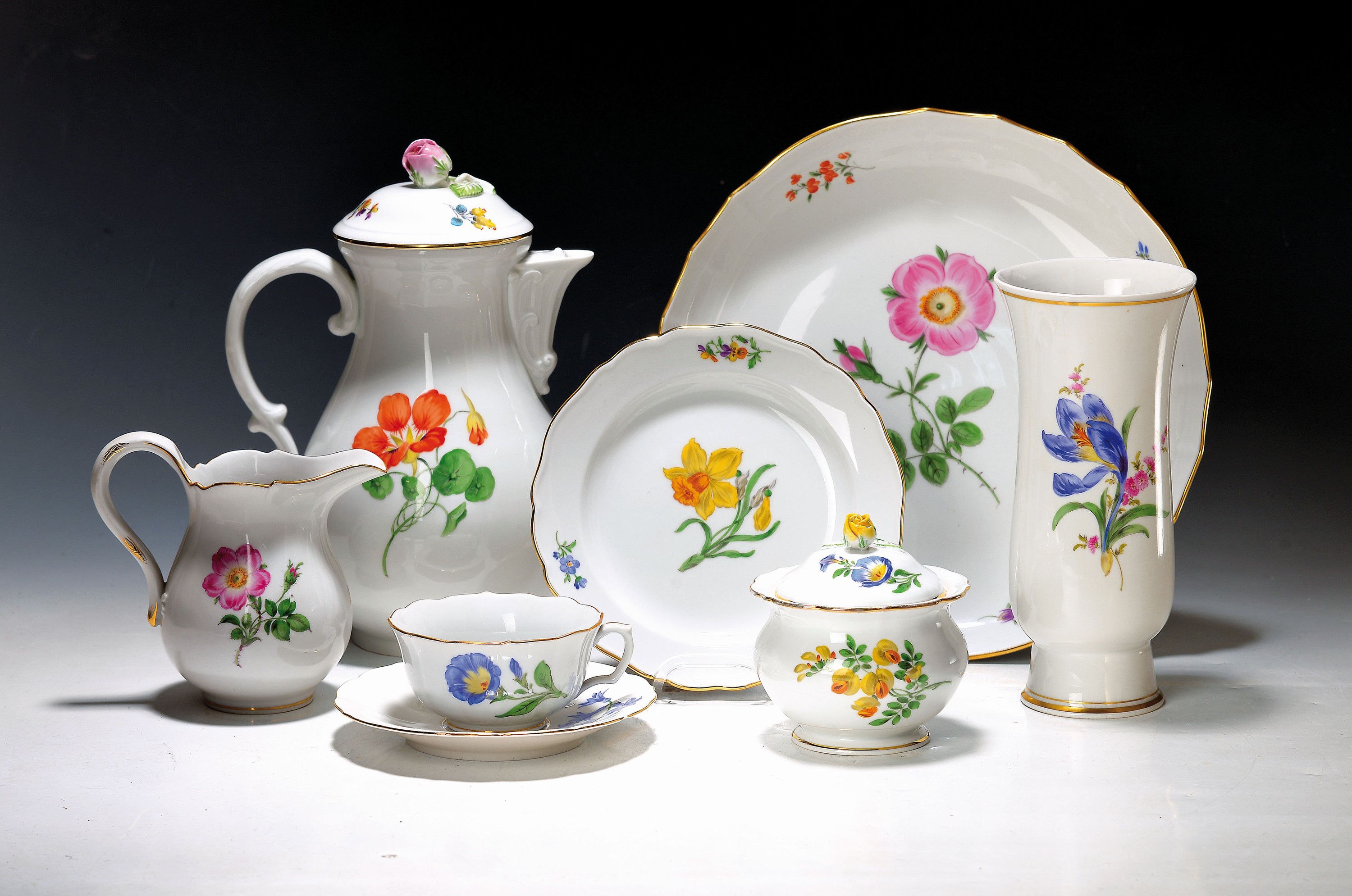Kaffeeservice, Meissen, 20.Jh., überwiegend 2. Wahl, Punktzeit und jünger, Porzellan, Blume II mit Goldrand, für 10 Personen, 10 Kaffeetassen mit ...