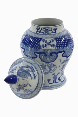 26891216a - Deckelvase, China, Keramik, weiß glasiert, blaue Unterglasurmalerei mit abstrakt ...