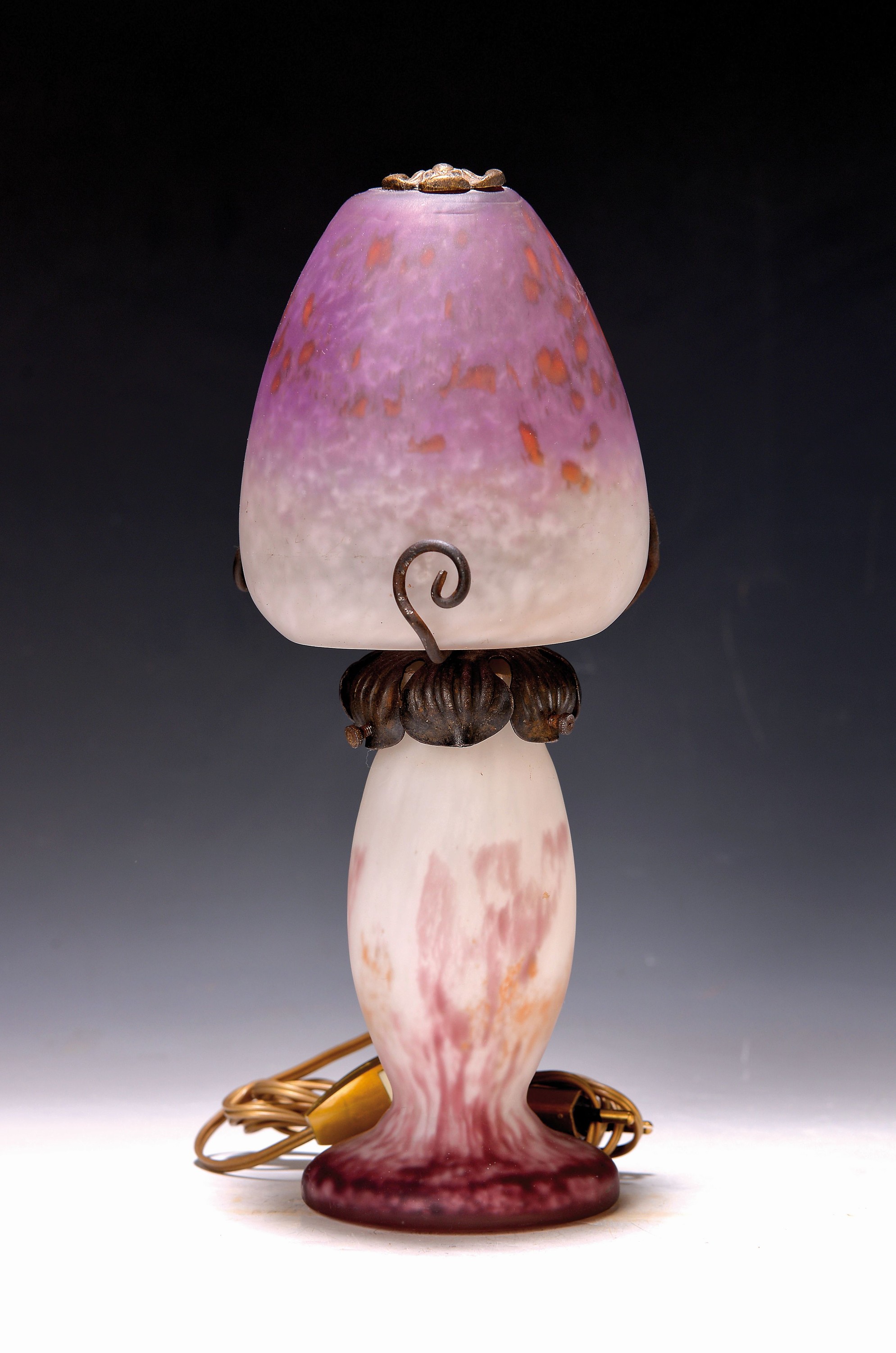 Tischlampe, Frankreich, 1920er Jahre, pate-de-verre mit weißen und rosa Einpuderungen, Eisenfassung mit stil. Blätterdekor, zwei Brennstellen ...