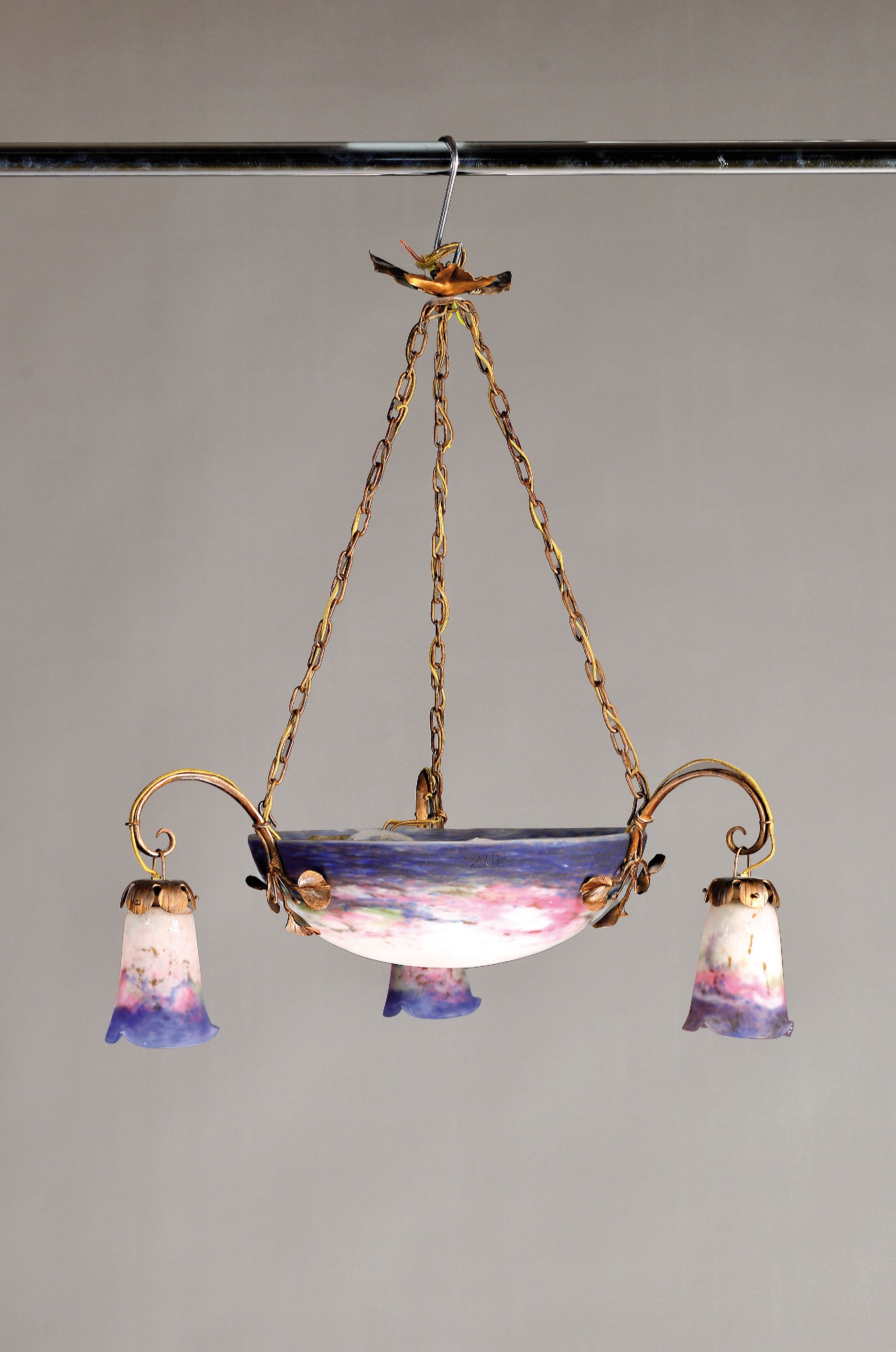 Deckenlampe, Muller Freres Lunéville, 1920er Jahre, Eisenmontur mit Blätterdekor, Schale und drei Glockenschirme pate-de-verre mit blauen und rosa ...
