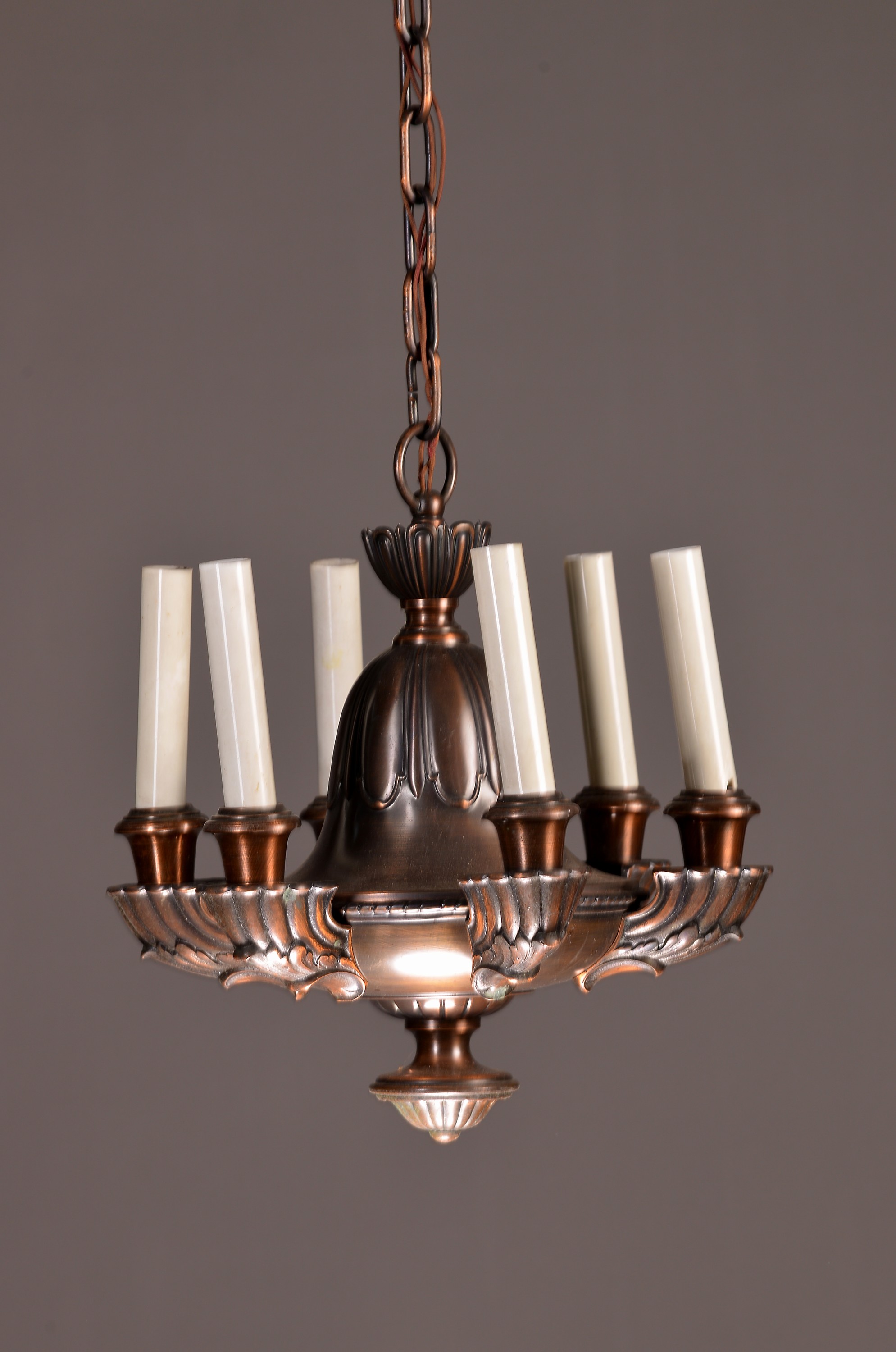 Kleine Jugendstil-Deckenlampe, um, 1915, Bronze, patiniert, sechs Brennstellen, Elektr. nicht geprüft, Korpushöhe ca. 41 cm, B. 36 cm, Kette und ...