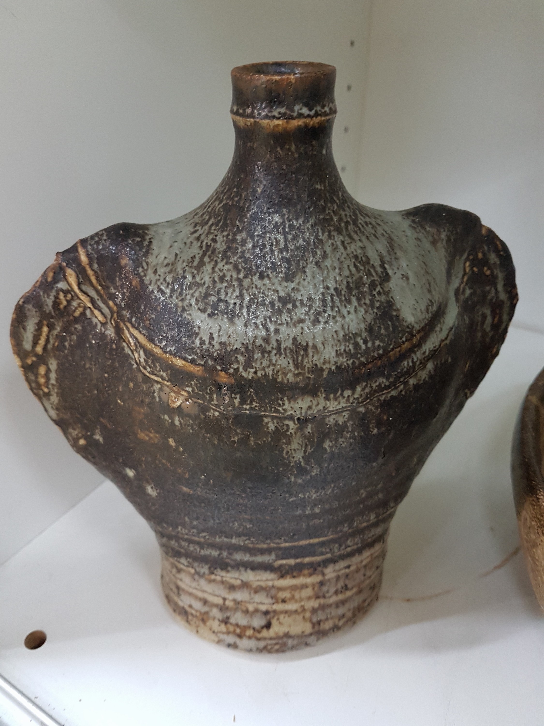 Detail a: Konvolut Künstlerkeramik, deutsch, 1960-80er-Jahre, Steinzeug, Flügelvase mit grau-brauner Glasur, H. 23 cm; Henkelkrug, geschichtete Glasuren in ...