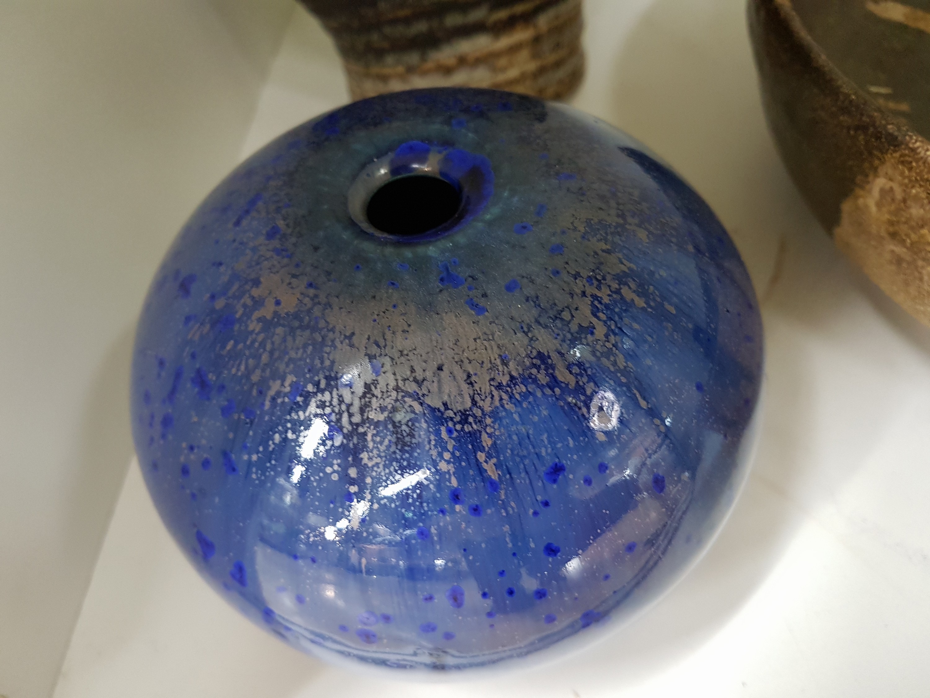 Detail c: Konvolut Künstlerkeramik, deutsch, 1960-80er-Jahre, Steinzeug, Flügelvase mit grau-brauner Glasur, H. 23 cm; Henkelkrug, geschichtete Glasuren in ...