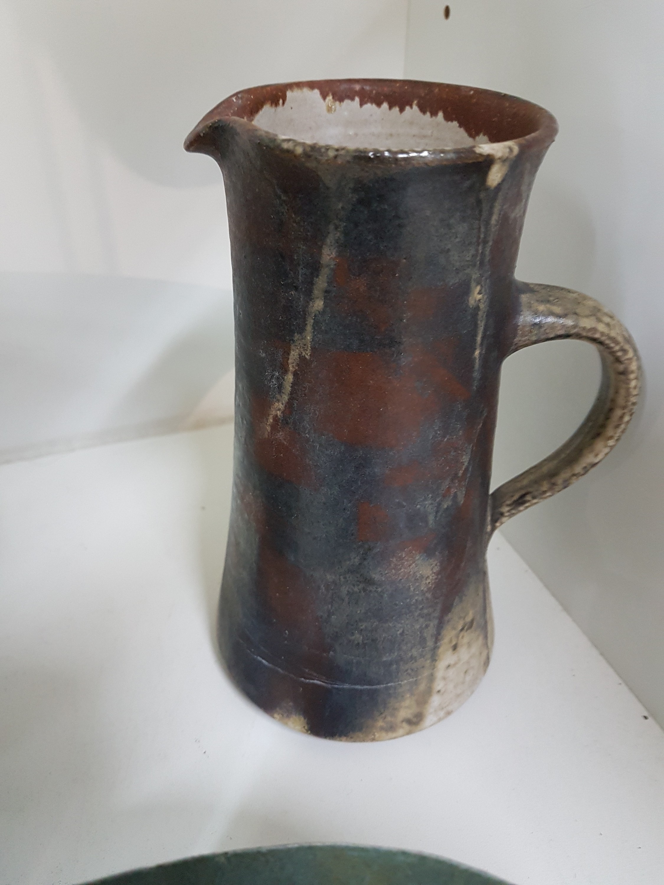 Detail d: Konvolut Künstlerkeramik, deutsch, 1960-80er-Jahre, Steinzeug, Flügelvase mit grau-brauner Glasur, H. 23 cm; Henkelkrug, geschichtete Glasuren in ...