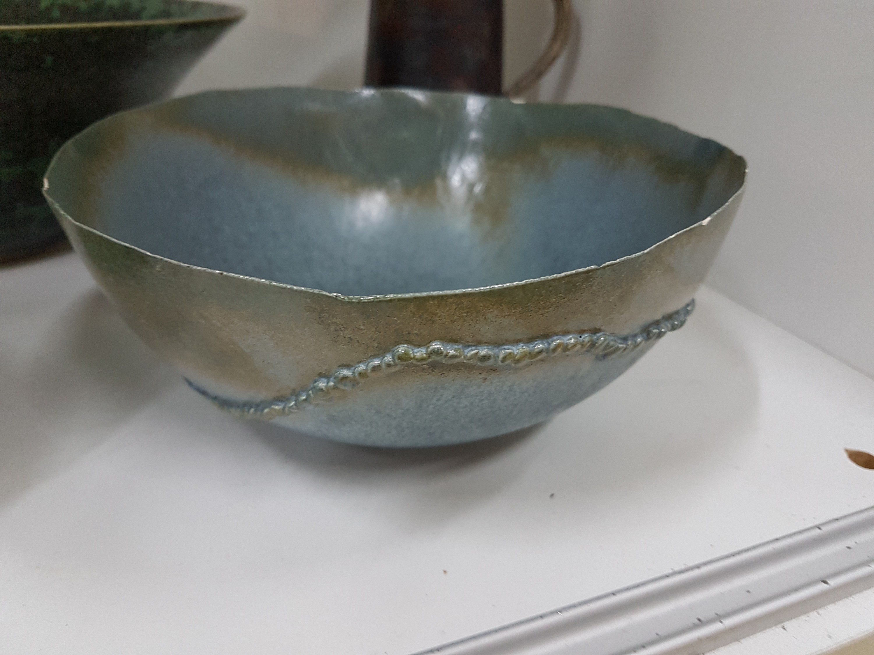 Detail e: Konvolut Künstlerkeramik, deutsch, 1960-80er-Jahre, Steinzeug, Flügelvase mit grau-brauner Glasur, H. 23 cm; Henkelkrug, geschichtete Glasuren in ...