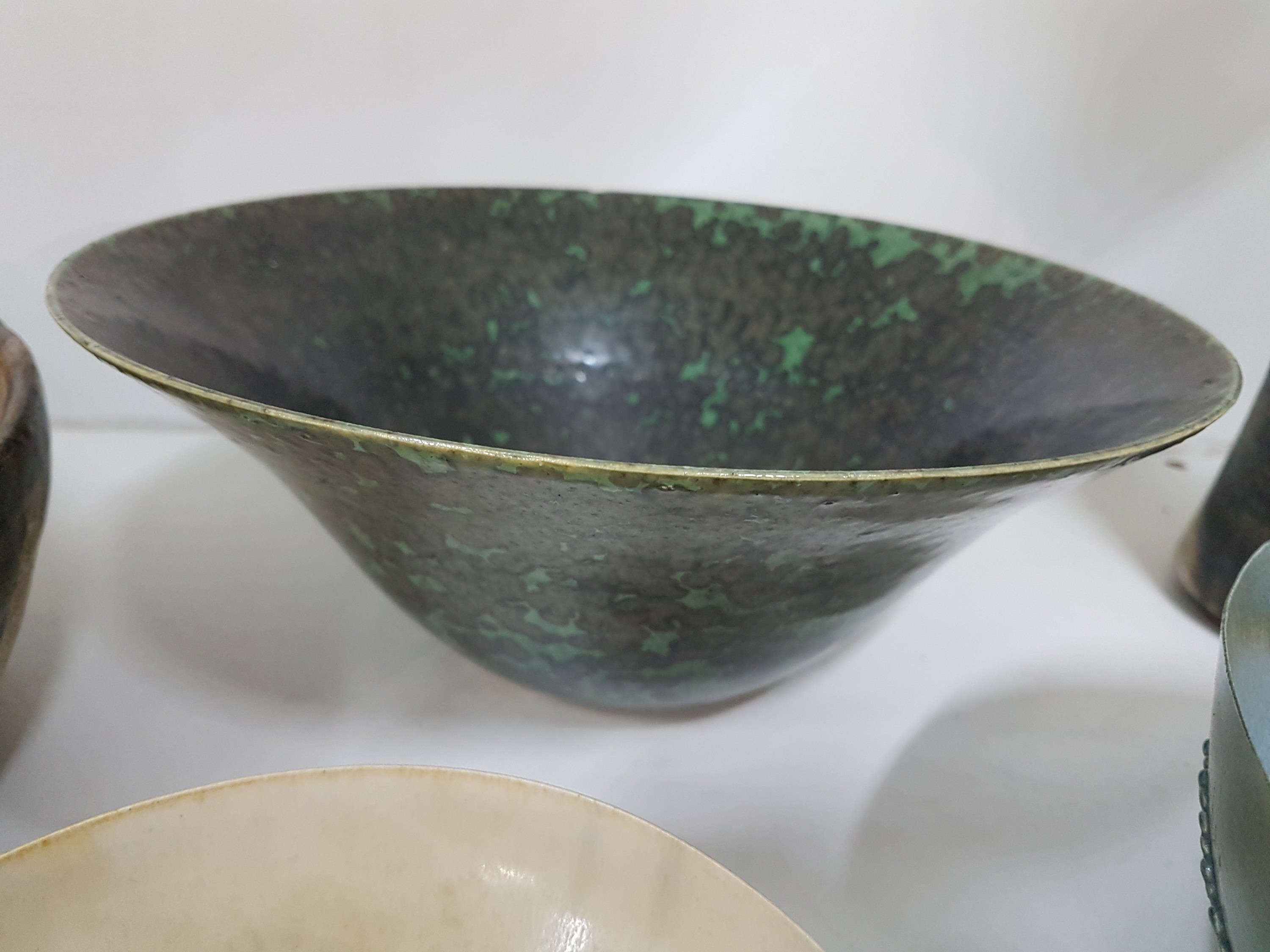 Detail g: Konvolut Künstlerkeramik, deutsch, 1960-80er-Jahre, Steinzeug, Flügelvase mit grau-brauner Glasur, H. 23 cm; Henkelkrug, geschichtete Glasuren in ...