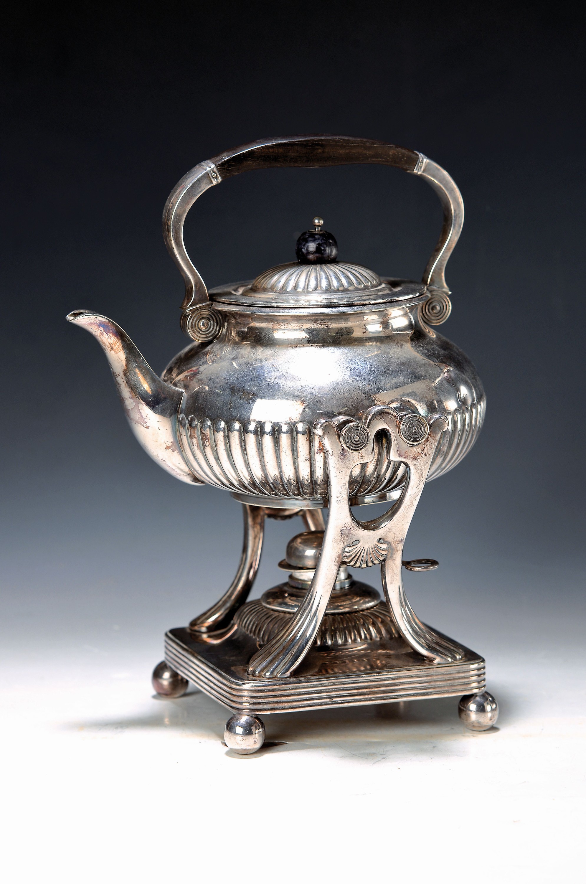 Teekanne mit Stövchen, Tiffany & Co., um 1930, Metall schwer versilbert, Empirestil, Griff mit Holzeinlage, auf vier Kugelfüßen stehend, H. ca. ...