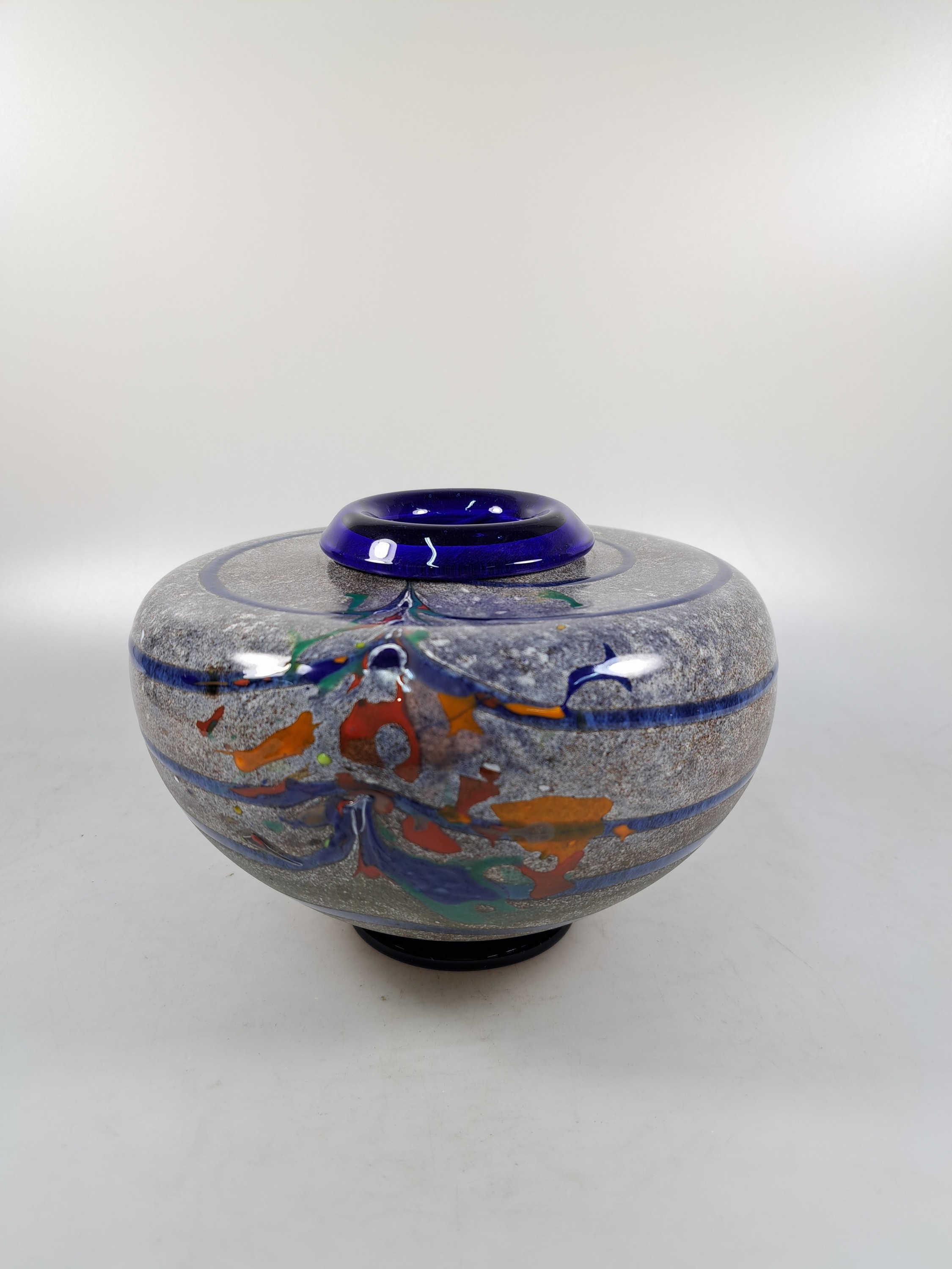 Detail a: Studio-Glasvase, Biot/Provence, 1950/60er -Jahre, Glas, blau überfangen, grauer Hasenfellüberfang, mehrfarbige Einschmelzungen, am Boden signiert ...
