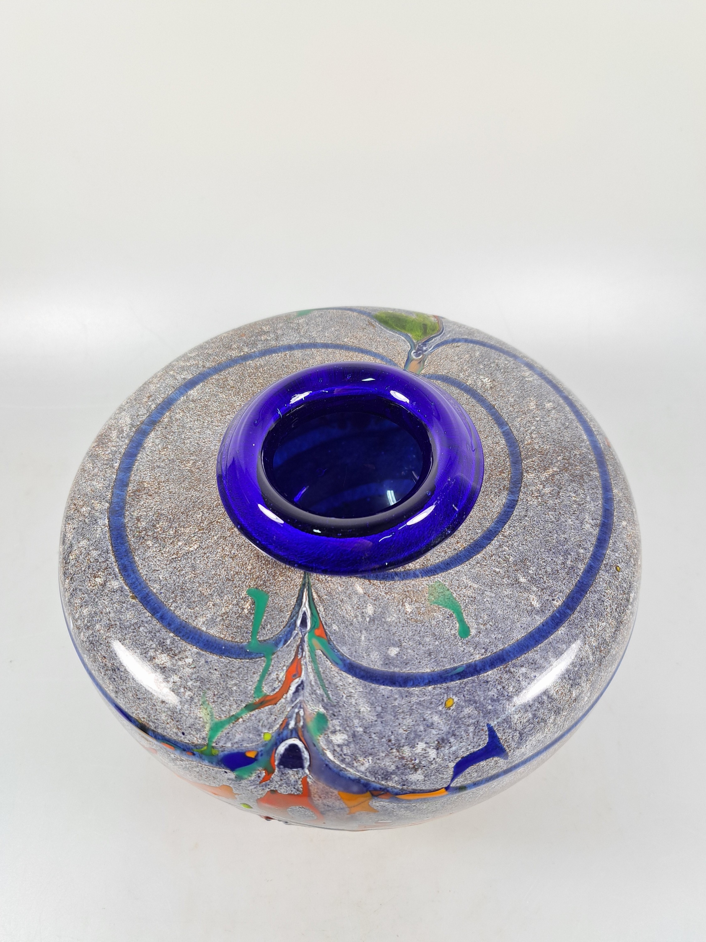 Detail b: Studio-Glasvase, Biot/Provence, 1950/60er -Jahre, Glas, blau überfangen, grauer Hasenfellüberfang, mehrfarbige Einschmelzungen, am Boden signiert ...