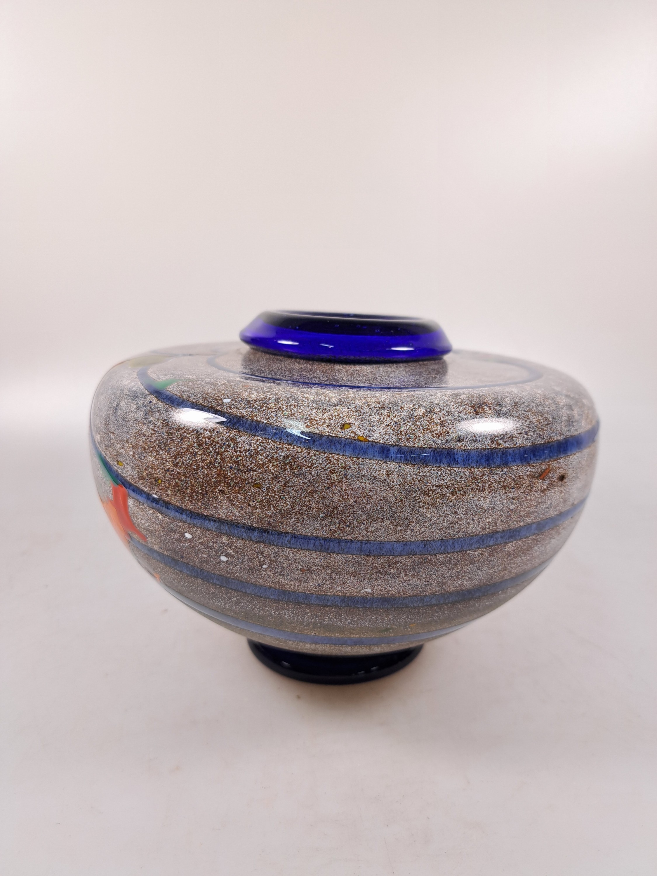Detail c: Studio-Glasvase, Biot/Provence, 1950/60er -Jahre, Glas, blau überfangen, grauer Hasenfellüberfang, mehrfarbige Einschmelzungen, am Boden signiert ...