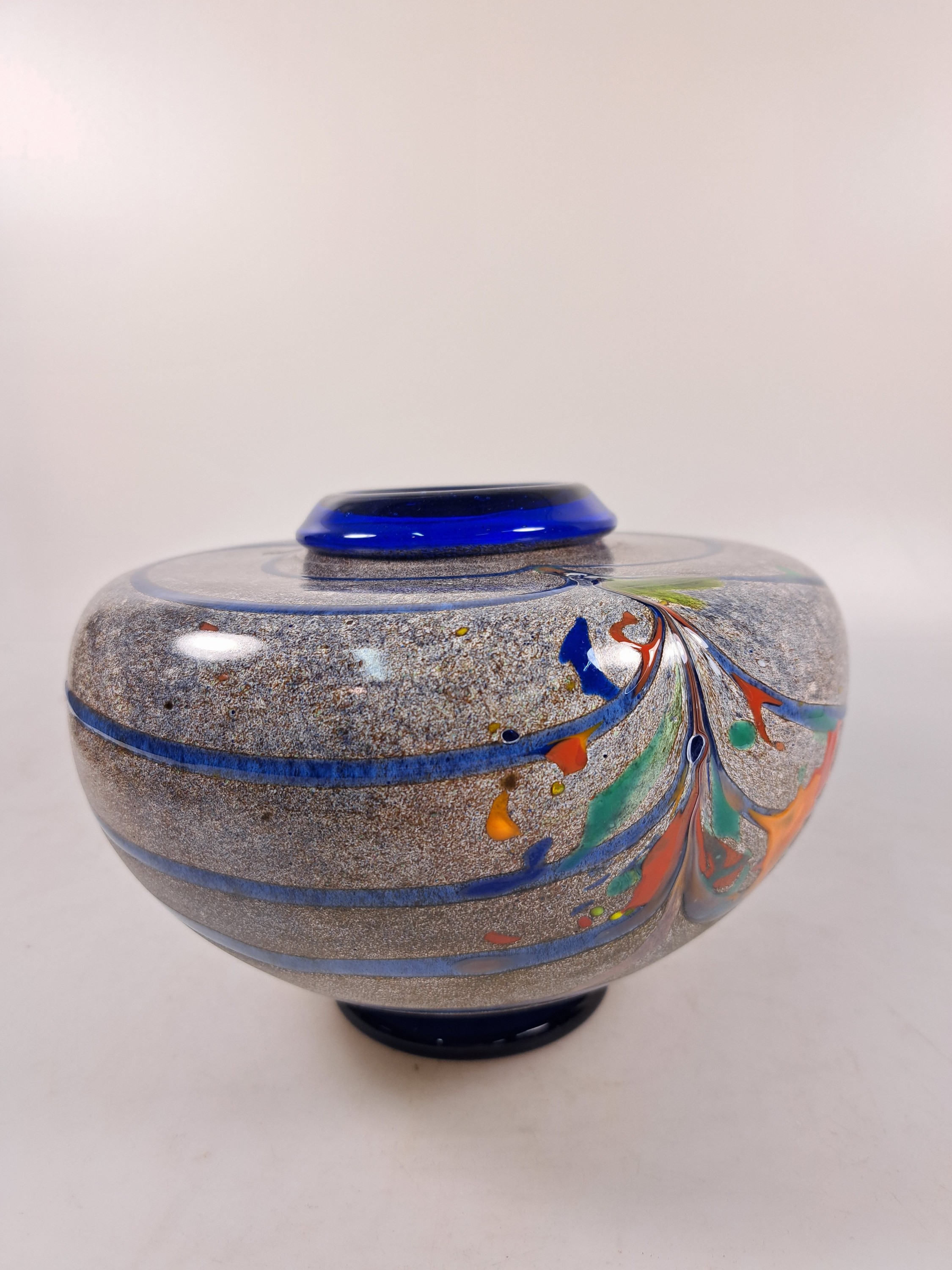 Detail d: Studio-Glasvase, Biot/Provence, 1950/60er -Jahre, Glas, blau überfangen, grauer Hasenfellüberfang, mehrfarbige Einschmelzungen, am Boden signiert ...