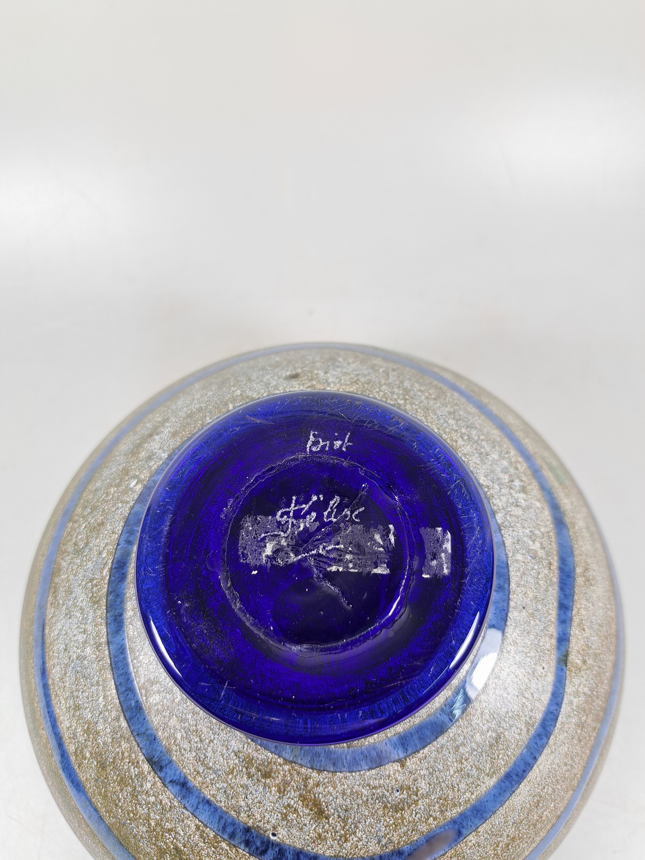 Detail e: Studio-Glasvase, Biot/Provence, 1950/60er -Jahre, Glas, blau überfangen, grauer Hasenfellüberfang, mehrfarbige Einschmelzungen, am Boden signiert ...