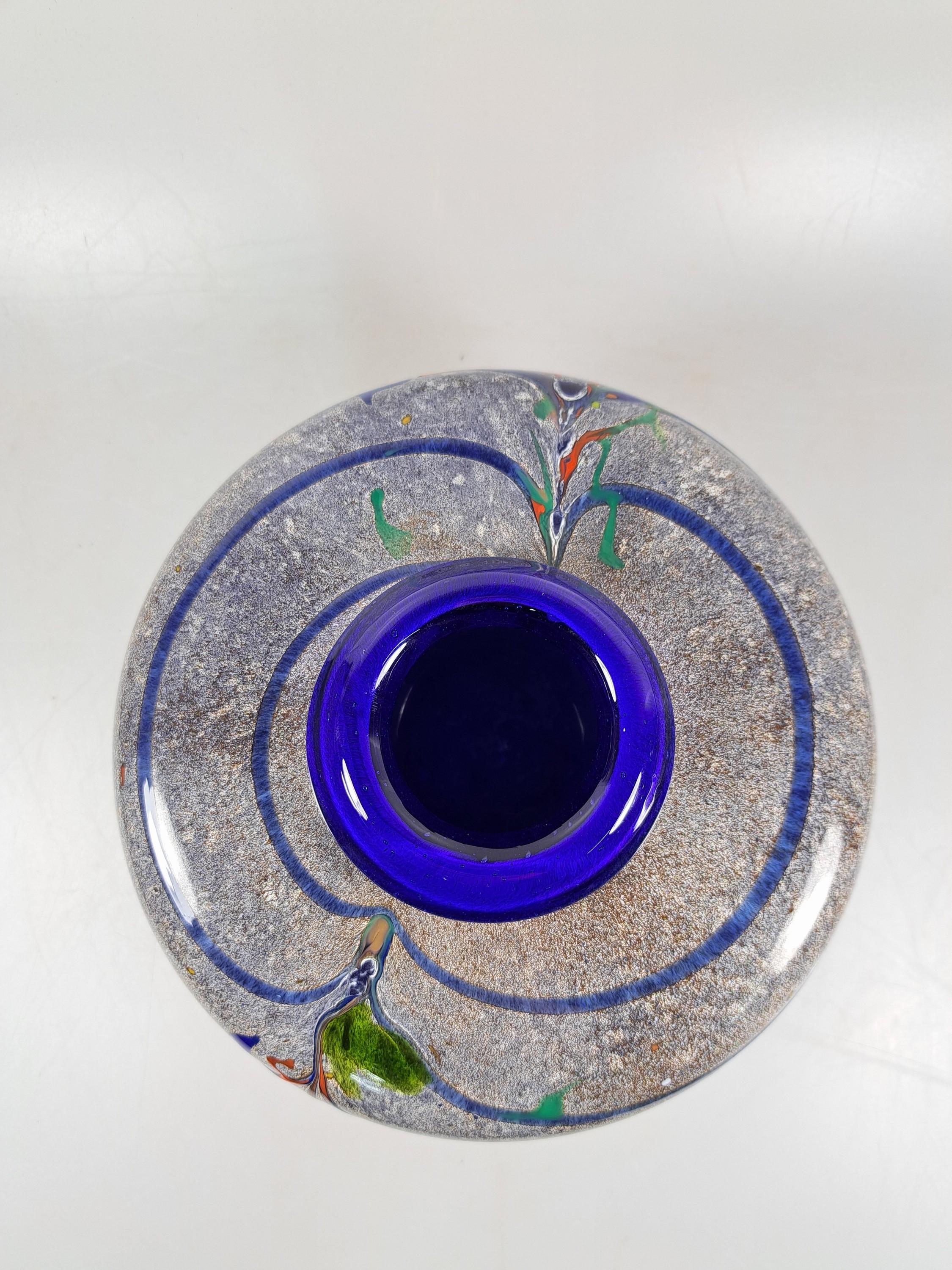 Detail f: Studio-Glasvase, Biot/Provence, 1950/60er -Jahre, Glas, blau überfangen, grauer Hasenfellüberfang, mehrfarbige Einschmelzungen, am Boden signiert ...