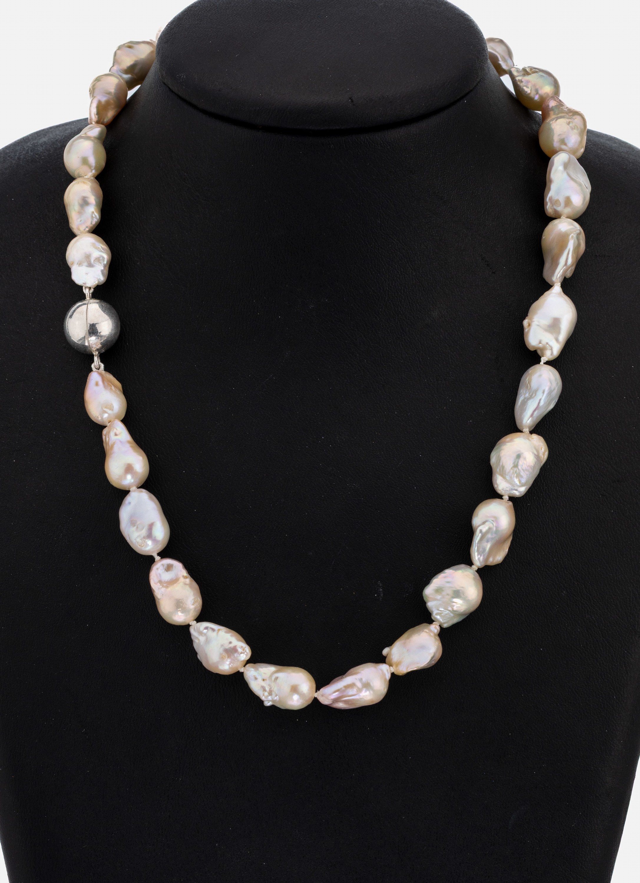 Zuchtperl-Collier, 28 barocke Süßwasserzuchtperlen, versch. Größen und Farbnuancen, L. ca. 46 cm, Magnetschließe