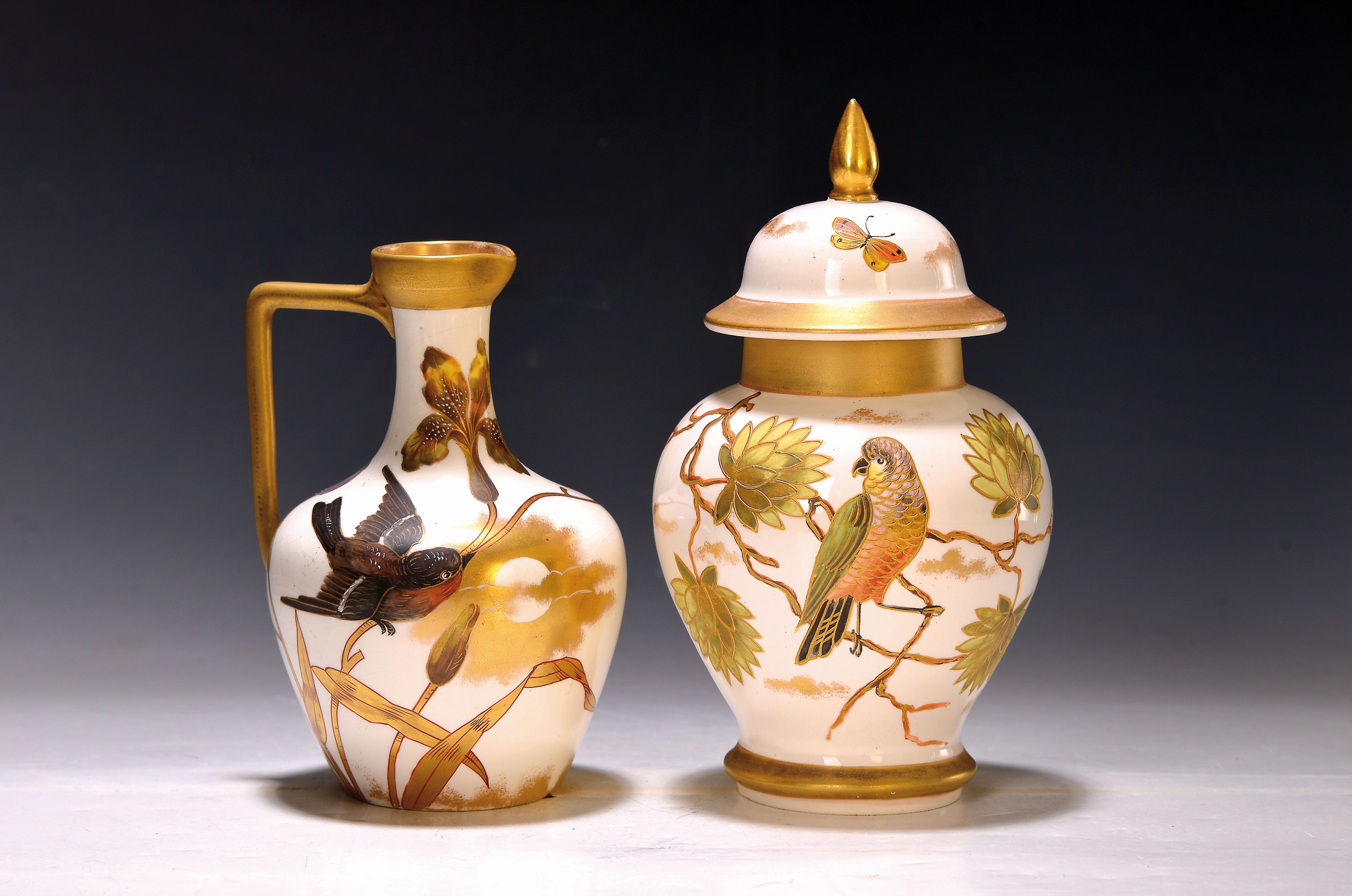 6 Vasen/Gefäße, Franz Anton Mehlem, Bonn, um 1900, Steingut, heller Fond mit feiner farbiger Malerei, Goldstaffage und teilweise Goldpuder, a. hohe ...