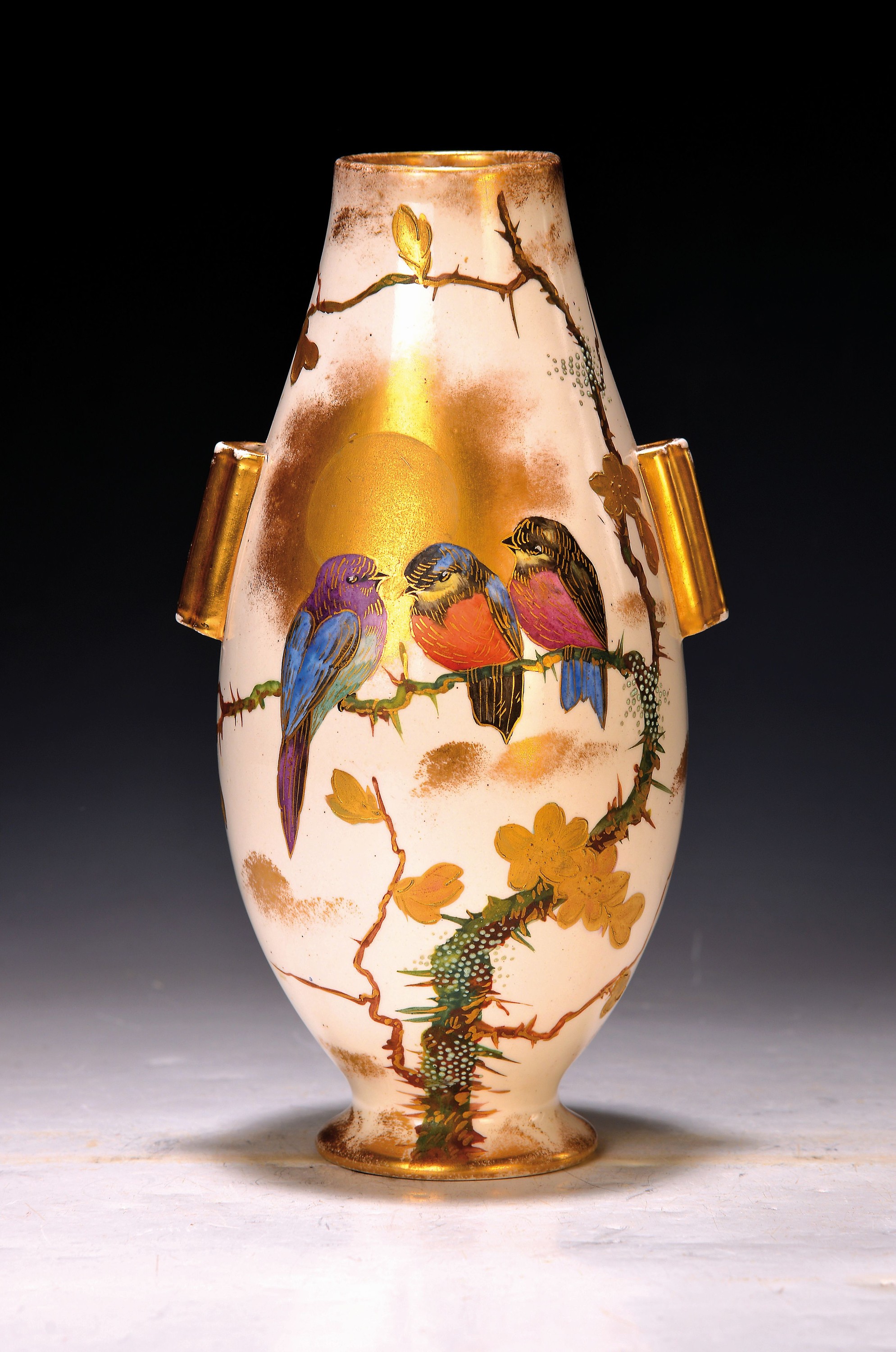 Detail b: 6 Vasen/Gefäße, Franz Anton Mehlem, Bonn, um 1900, Steingut, heller Fond mit feiner farbiger Malerei, Goldstaffage und teilweise Goldpuder, a. hohe ...