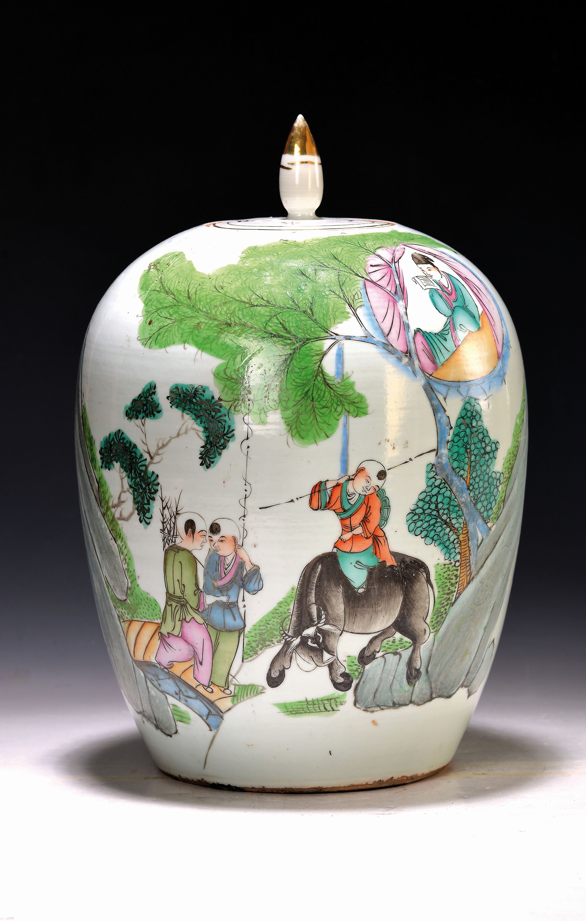 Ingwertopf/Vorratsgefäß, China, um 1880, Porzellan, polychrome figürliche Malerei, rückseitig Schriftzeichen, Porzellandeckel, H. ca. 32 cm, l. ...