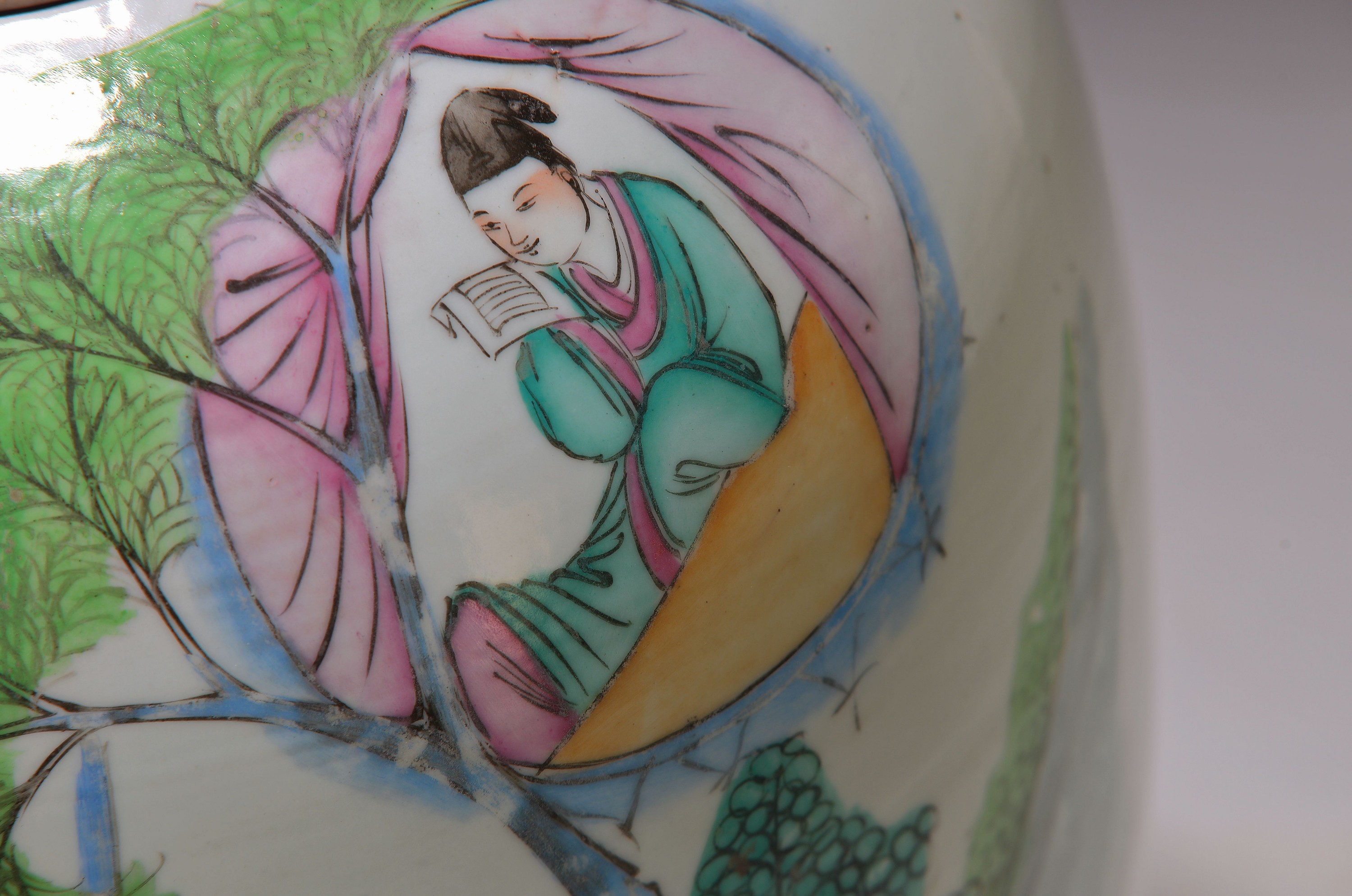 Detail a: Ingwertopf/Vorratsgefäß, China, um 1880, Porzellan, polychrome figürliche Malerei, rückseitig Schriftzeichen, Porzellandeckel, H. ca. 32 cm, l. ...