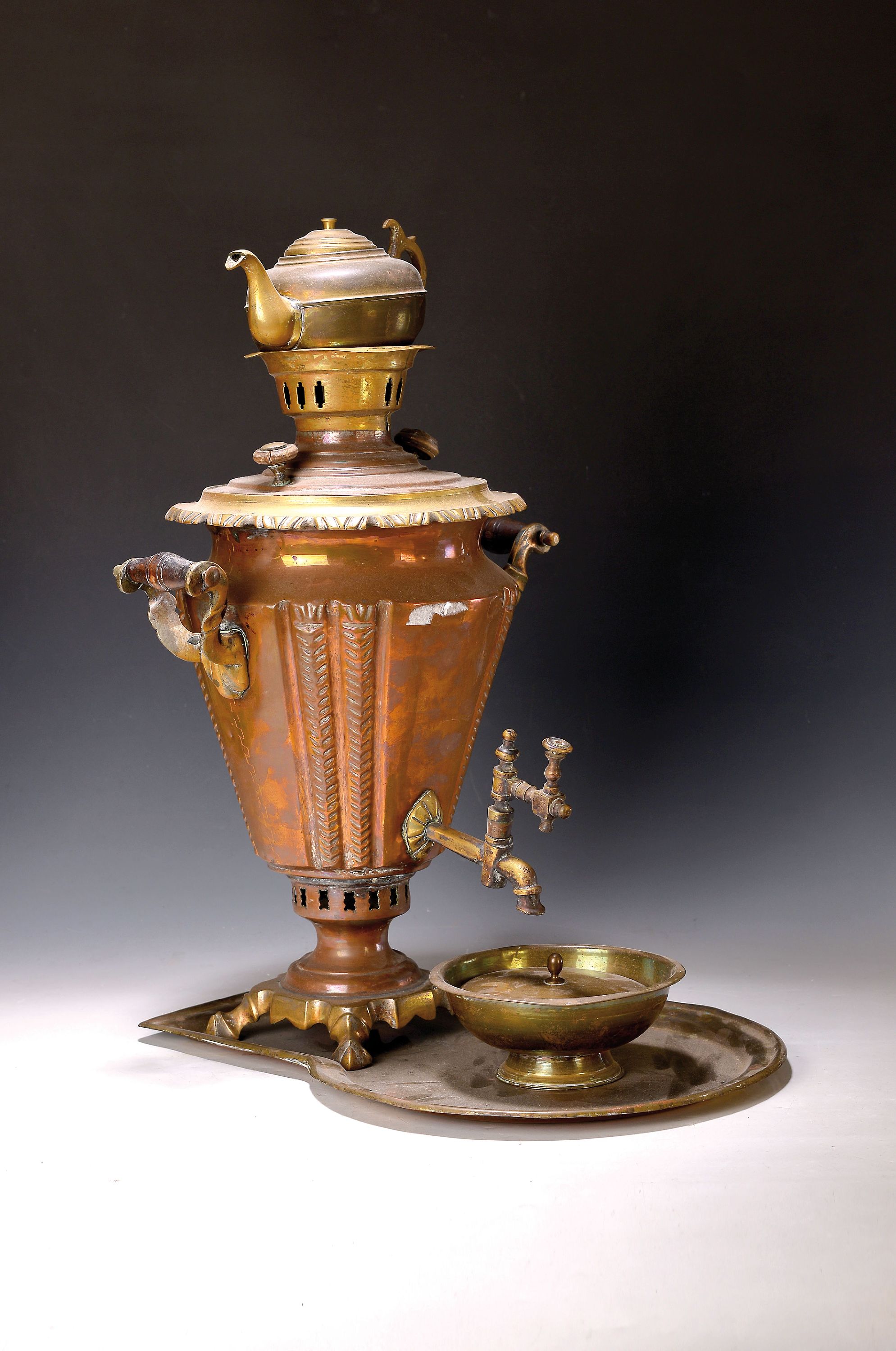Samowar, Russland, Anfang 20.Jh., Kupfer u. Messing, mit Tablett, Schale und Teekanne, H. 58 cm, Altersspuren