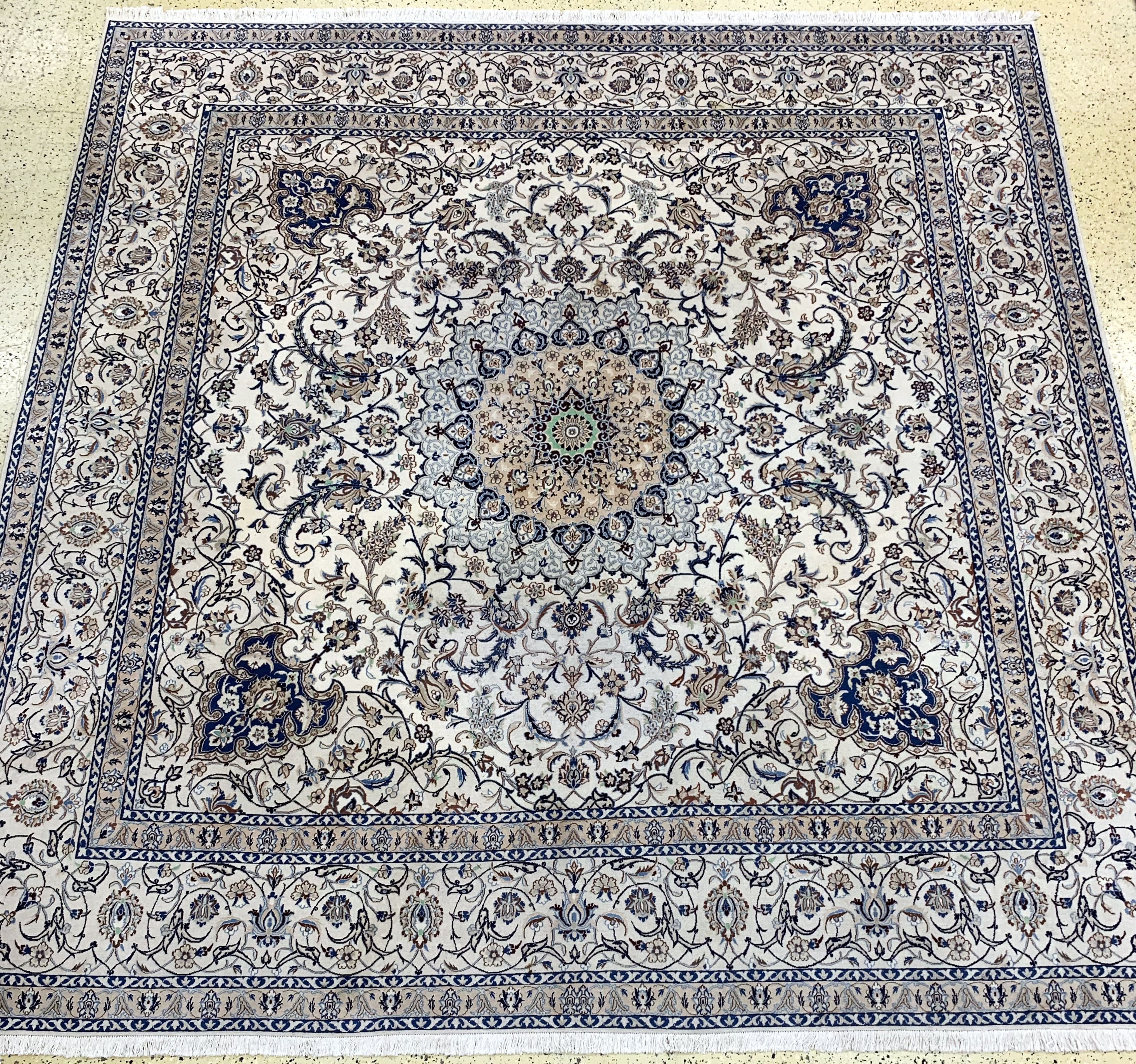 Nain fein(9 La), Persien, Mitte 20.Jhd, Korkwolle mit Seide, ca. 350 x 345 cm, ca. 500.000 Kn/qm, EHZ: 2(verschmutz)