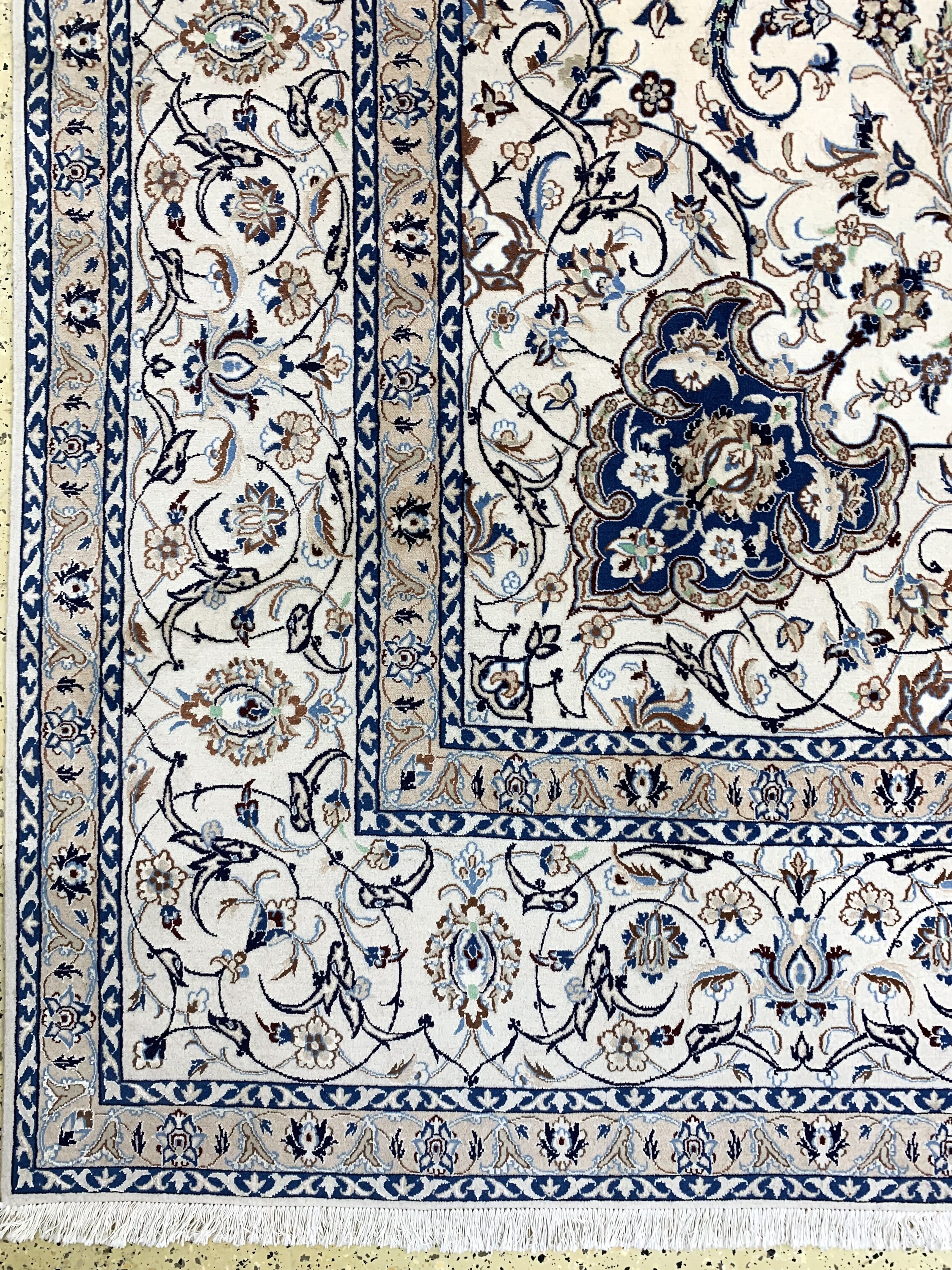 Detail c: Nain fein(9 La), Persien, Mitte 20.Jhd, Korkwolle mit Seide, ca. 350 x 345 cm, ca. 500.000 Kn/qm, EHZ: 2(verschmutz)