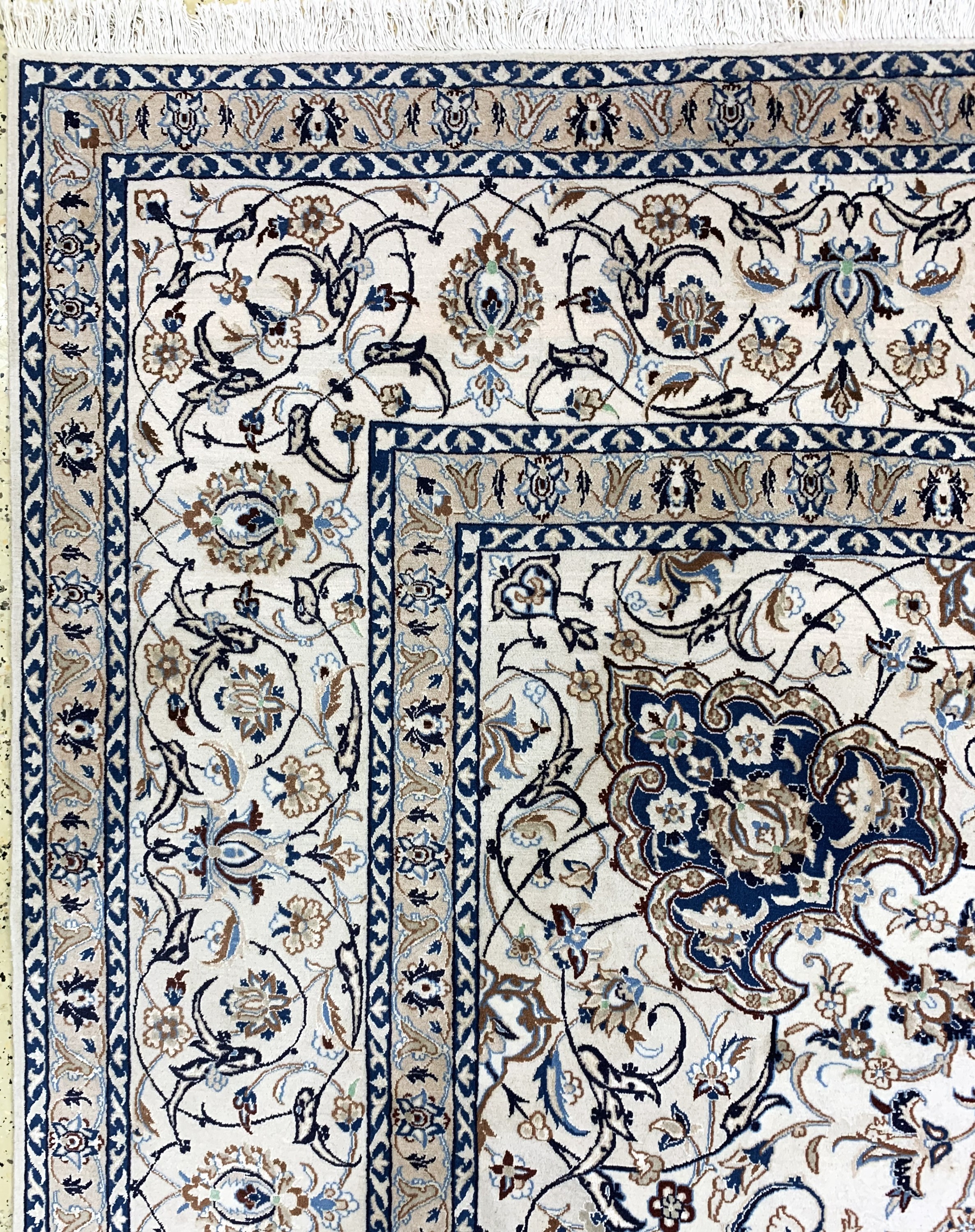 Detail e: Nain fein(9 La), Persien, Mitte 20.Jhd, Korkwolle mit Seide, ca. 350 x 345 cm, ca. 500.000 Kn/qm, EHZ: 2(verschmutz)