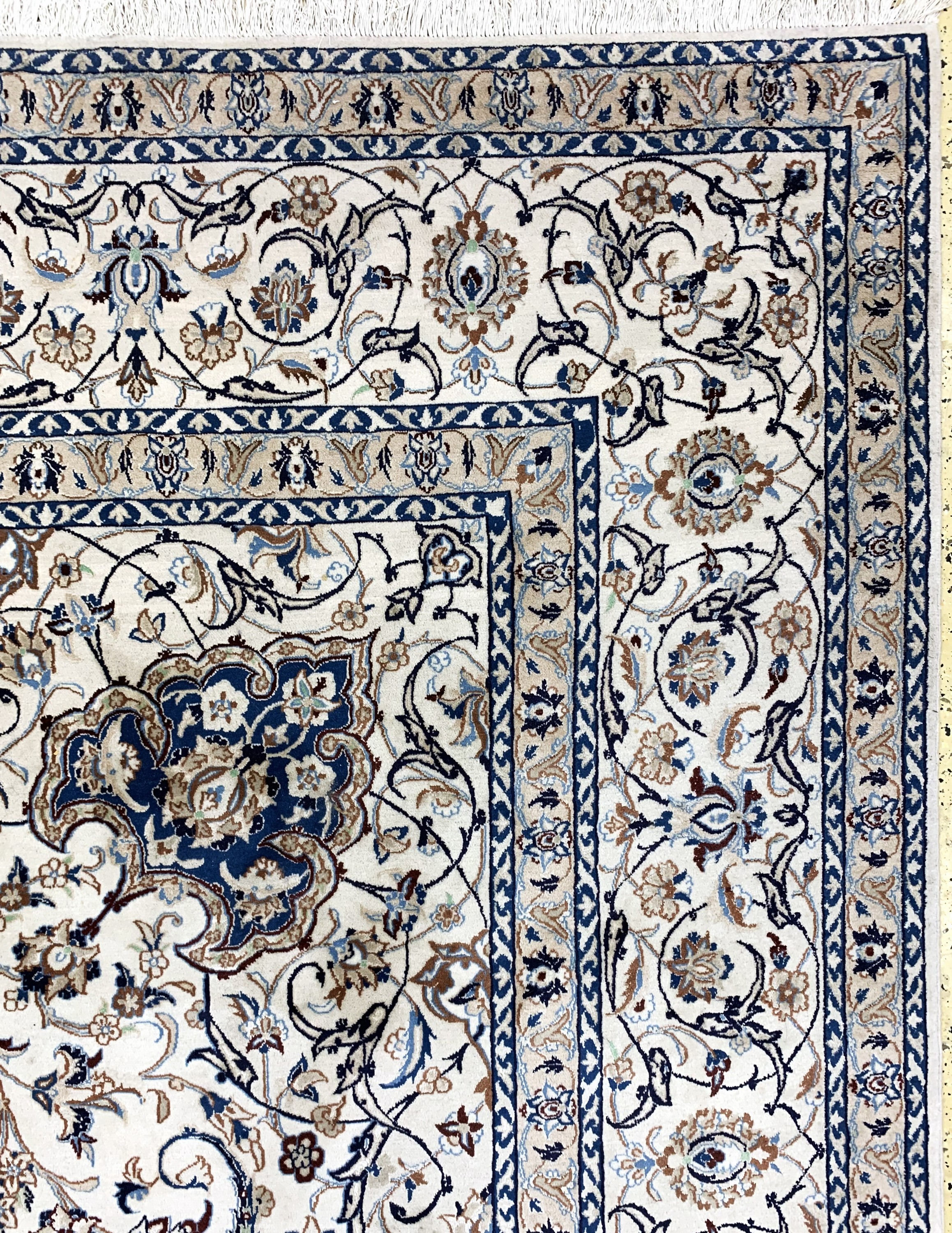 Detail g: Nain fein(9 La), Persien, Mitte 20.Jhd, Korkwolle mit Seide, ca. 350 x 345 cm, ca. 500.000 Kn/qm, EHZ: 2(verschmutz)