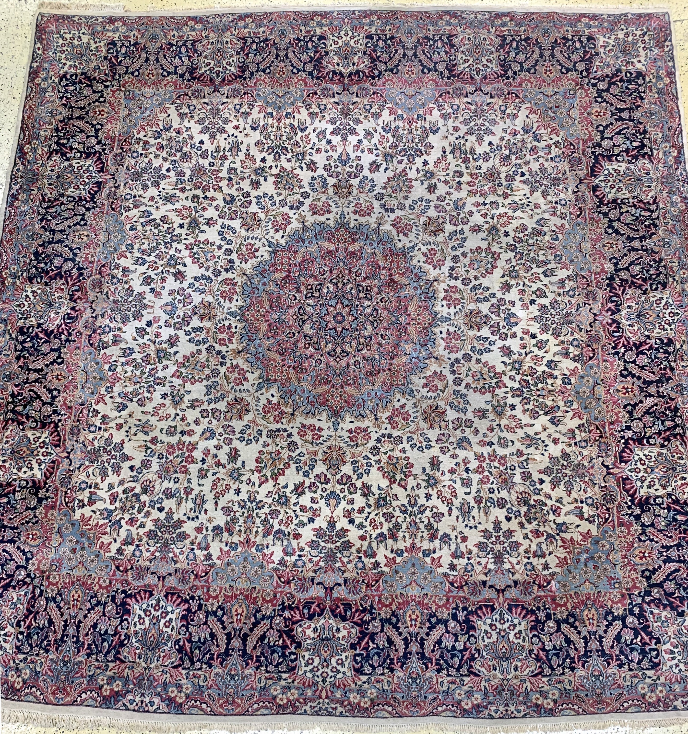Kerman Lawar, Persien, Mitte 20.Jhd, Wolle auf Baumwolle, ca. 377 x 358 cm, EHZ: 3, verschmutzt