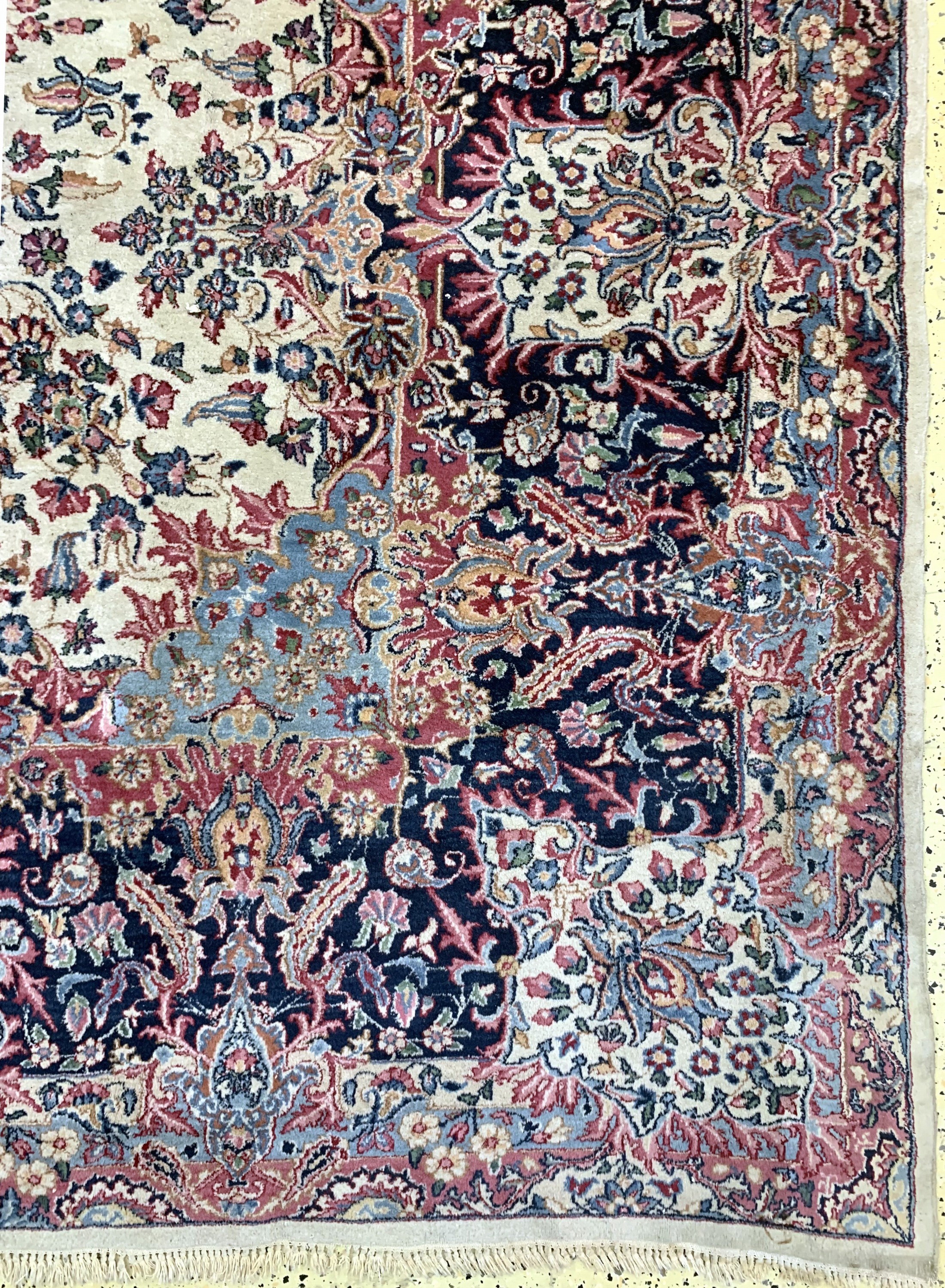 Detail a: Kerman Lawar, Persien, Mitte 20.Jhd, Wolle auf Baumwolle, ca. 377 x 358 cm, EHZ: 3, verschmutzt