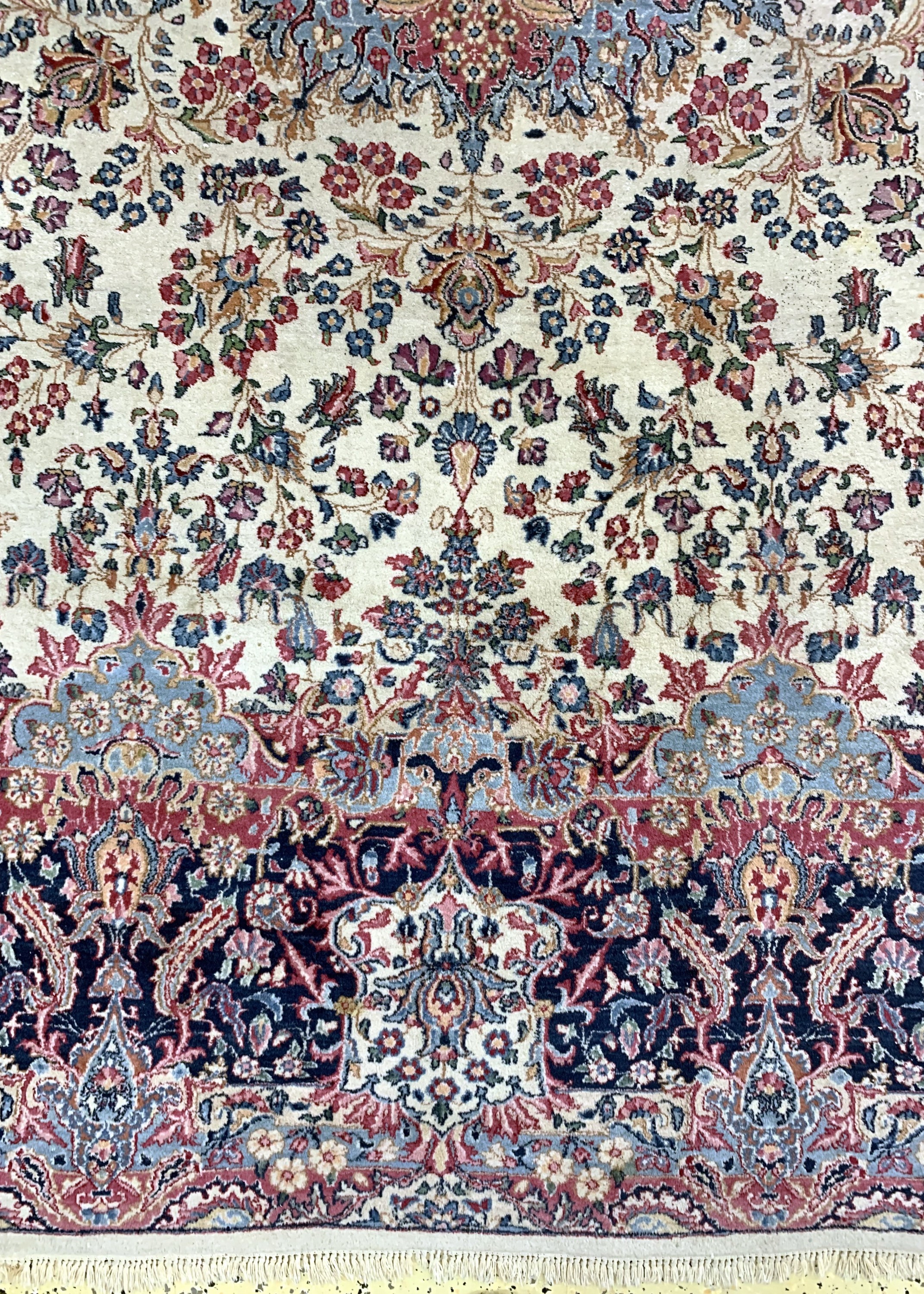 Detail b: Kerman Lawar, Persien, Mitte 20.Jhd, Wolle auf Baumwolle, ca. 377 x 358 cm, EHZ: 3, verschmutzt