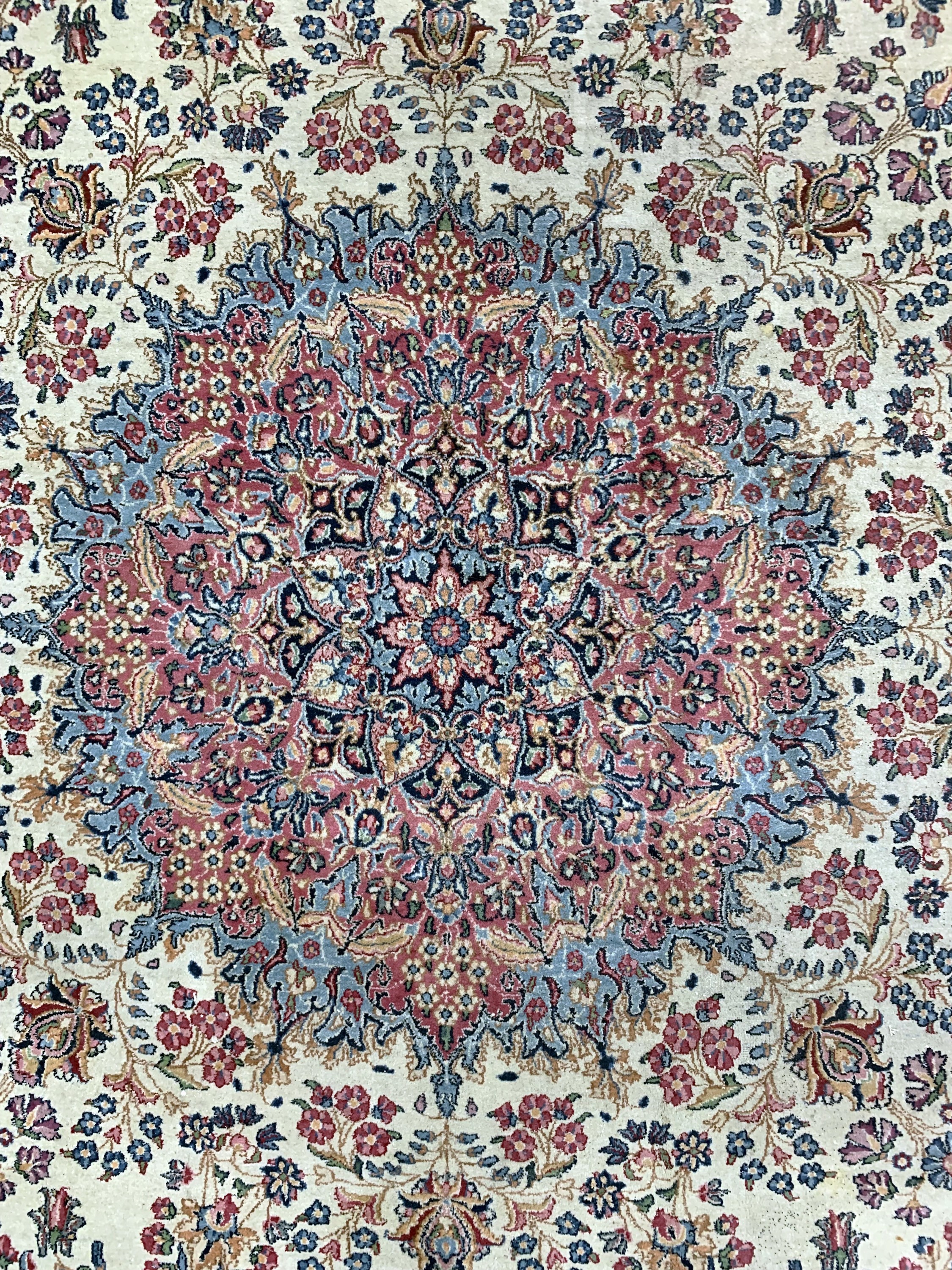 Detail d: Kerman Lawar, Persien, Mitte 20.Jhd, Wolle auf Baumwolle, ca. 377 x 358 cm, EHZ: 3, verschmutzt