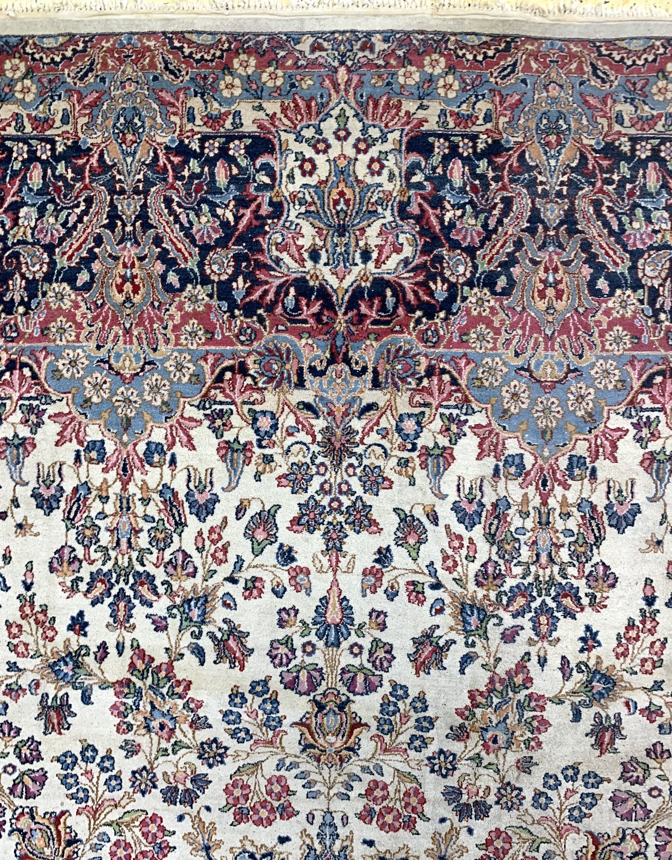 Detail f: Kerman Lawar, Persien, Mitte 20.Jhd, Wolle auf Baumwolle, ca. 377 x 358 cm, EHZ: 3, verschmutzt