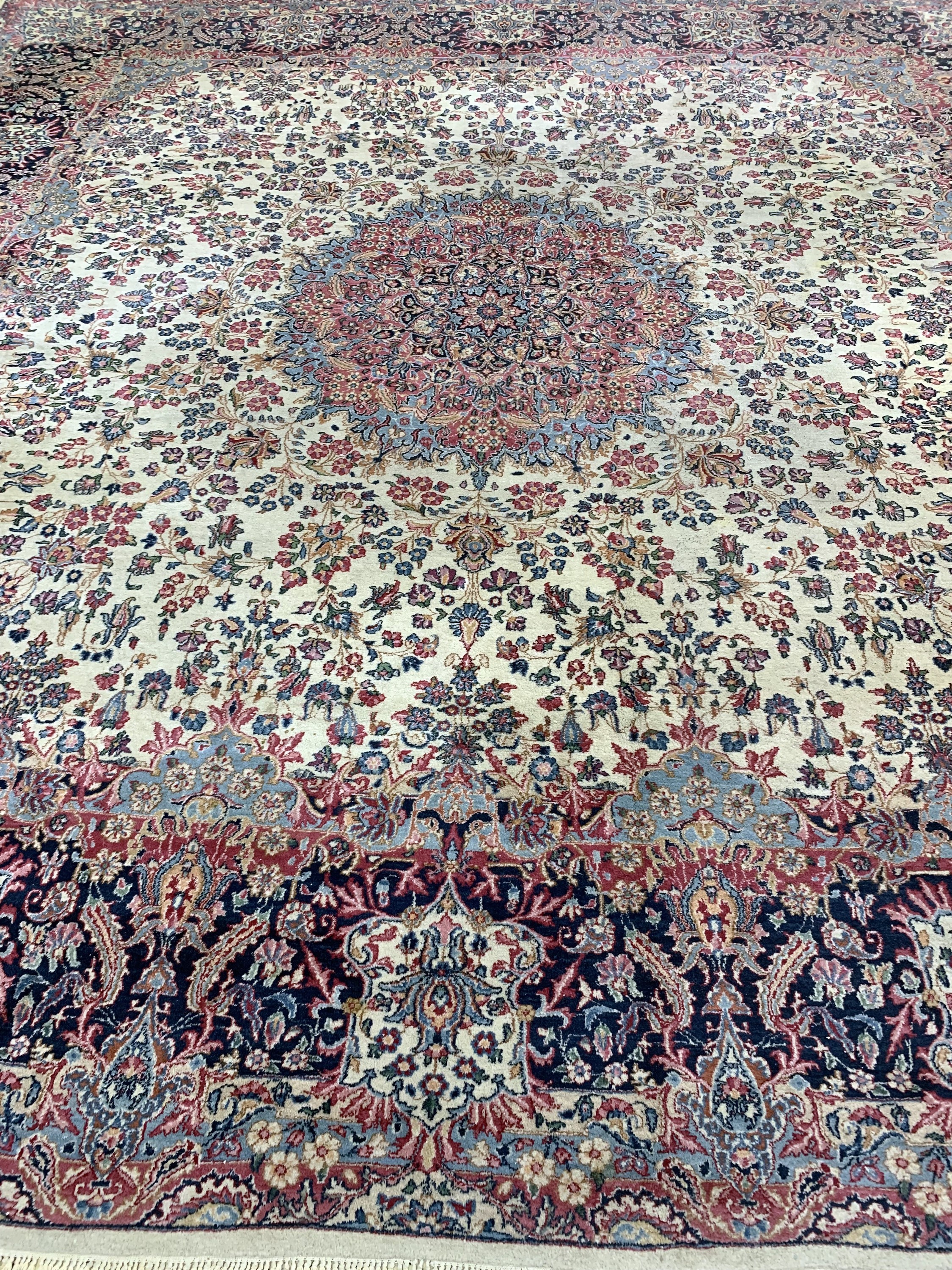 Detail h: Kerman Lawar, Persien, Mitte 20.Jhd, Wolle auf Baumwolle, ca. 377 x 358 cm, EHZ: 3, verschmutzt