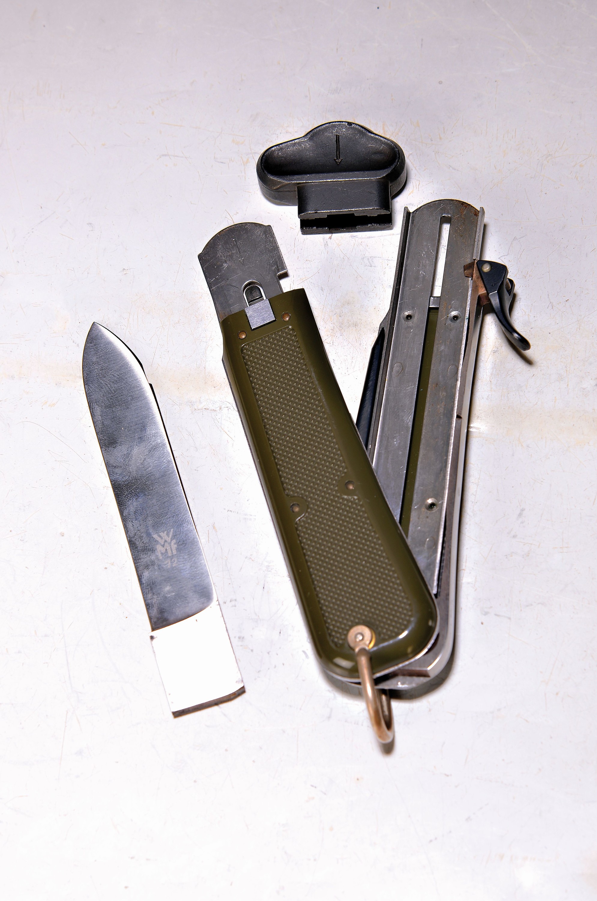 Fallschirmjäger-Kapp- bzw. Fallmesser der Bundeswehr, 1960er-Jahre, WMF-Klinge, bez. "WMF 72", Klingenlänge 10 cm, Gesamtlänge mit ...