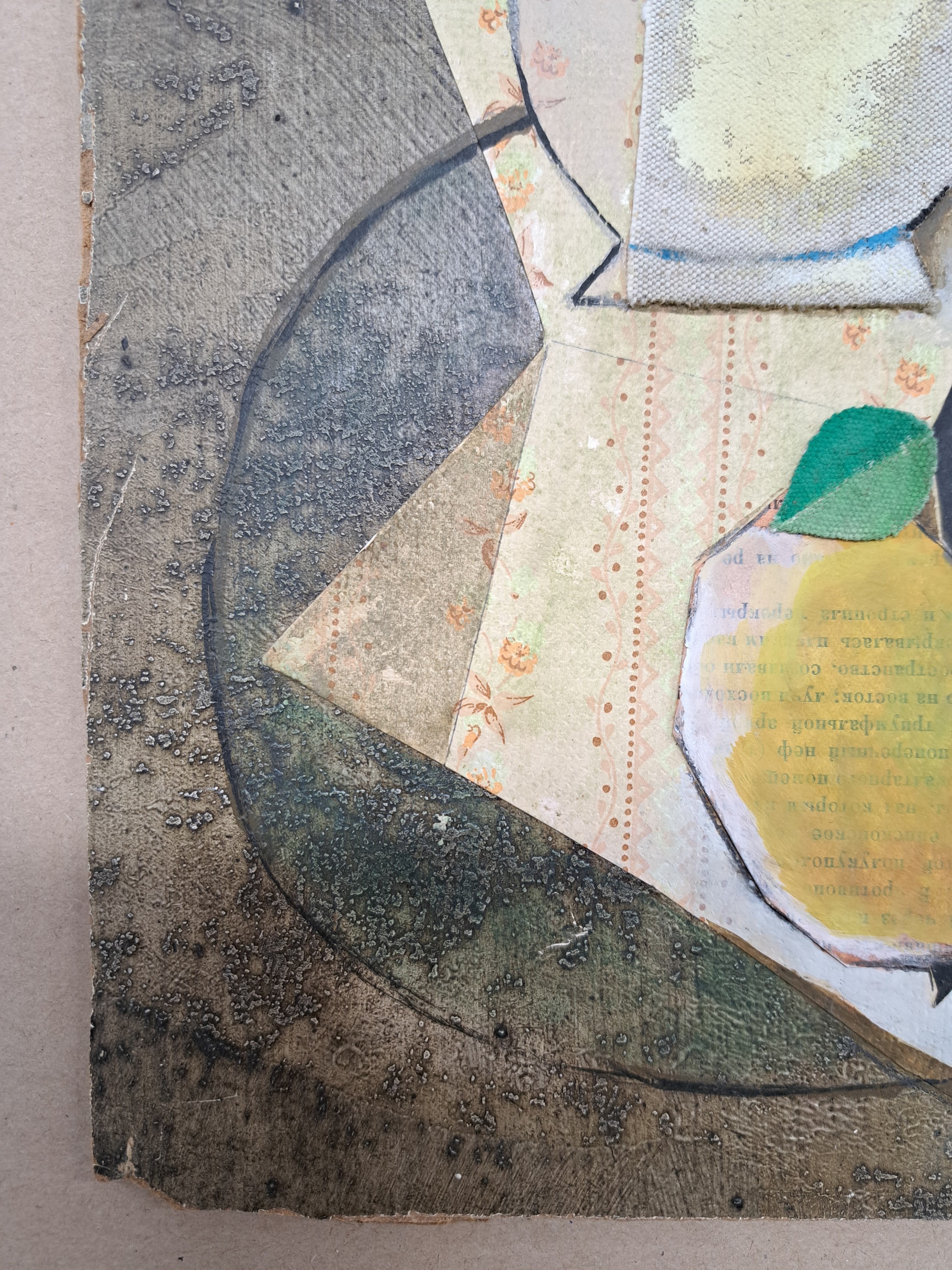 Detail m: Unbekannter Künstler der russischen Avantgarde, Stillleben mit Kanne und Apfel, Öl und Collage mit kyrillisch beschriftetem Papier auf ...