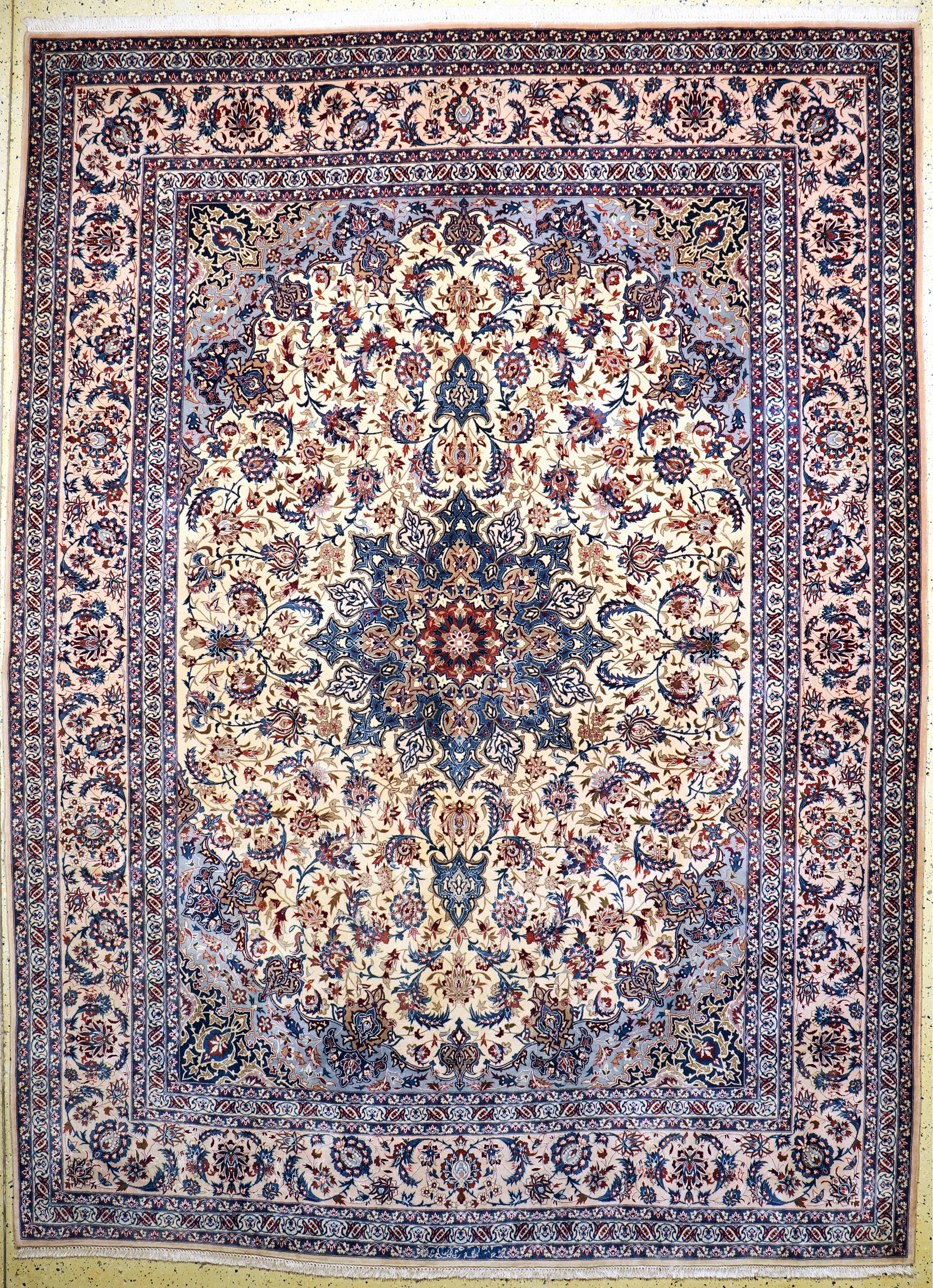 Esfahan fein, China, Mitte 20.Jhd, Korkwolle auf Seide, ca. 350 x 254 cm, EHZ: 1-2, (Fransen erneuert)