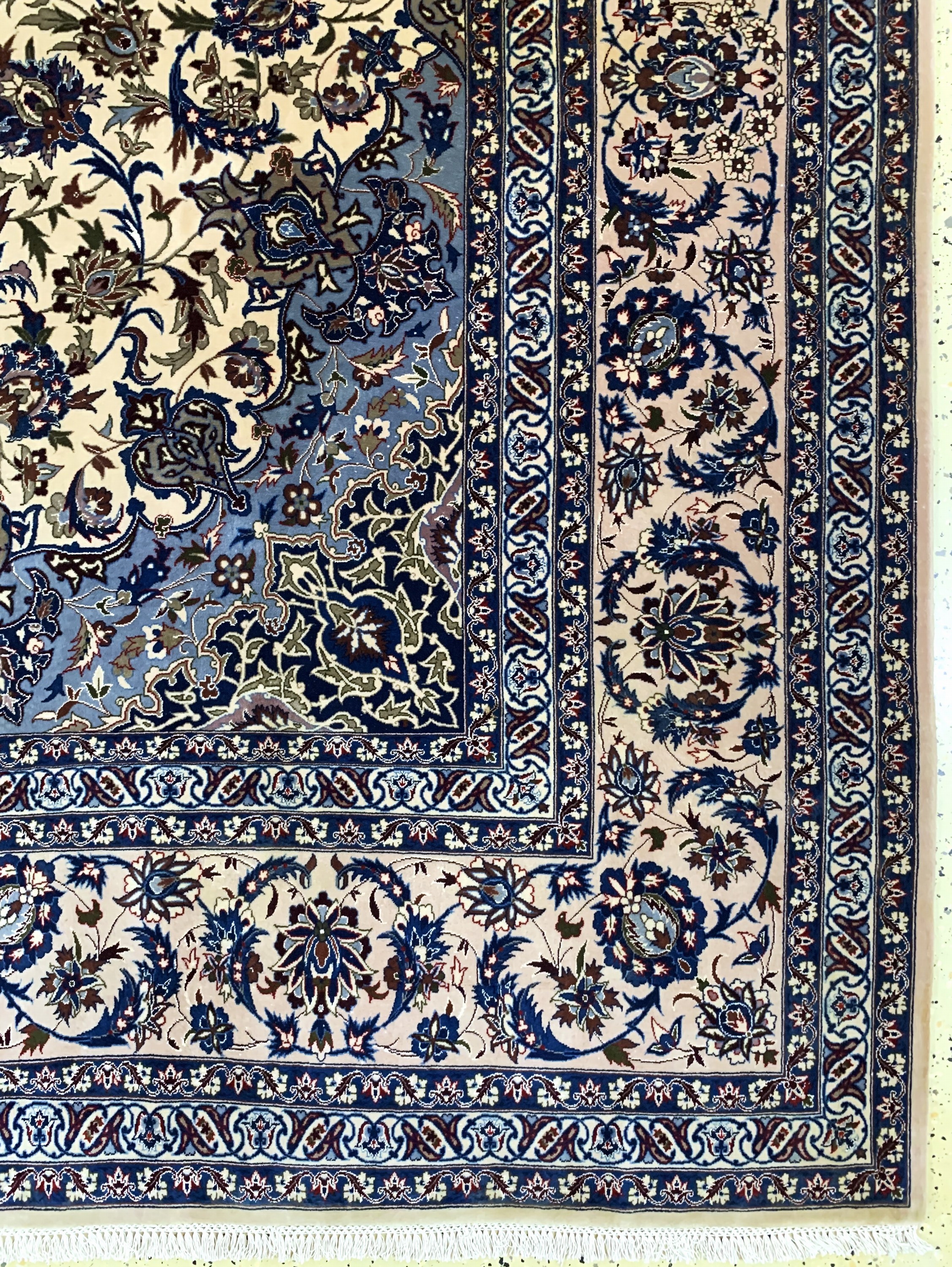 Detail a: Esfahan fein, China, Mitte 20.Jhd, Korkwolle auf Seide, ca. 350 x 254 cm, EHZ: 1-2, (Fransen erneuert)