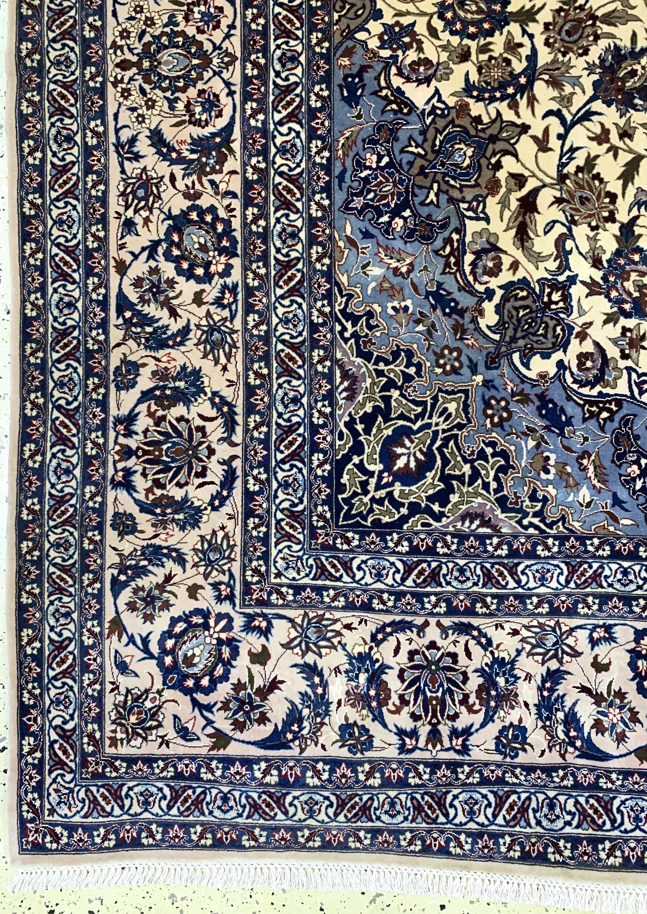 Detail b: Esfahan fein, China, Mitte 20.Jhd, Korkwolle auf Seide, ca. 350 x 254 cm, EHZ: 1-2, (Fransen erneuert)