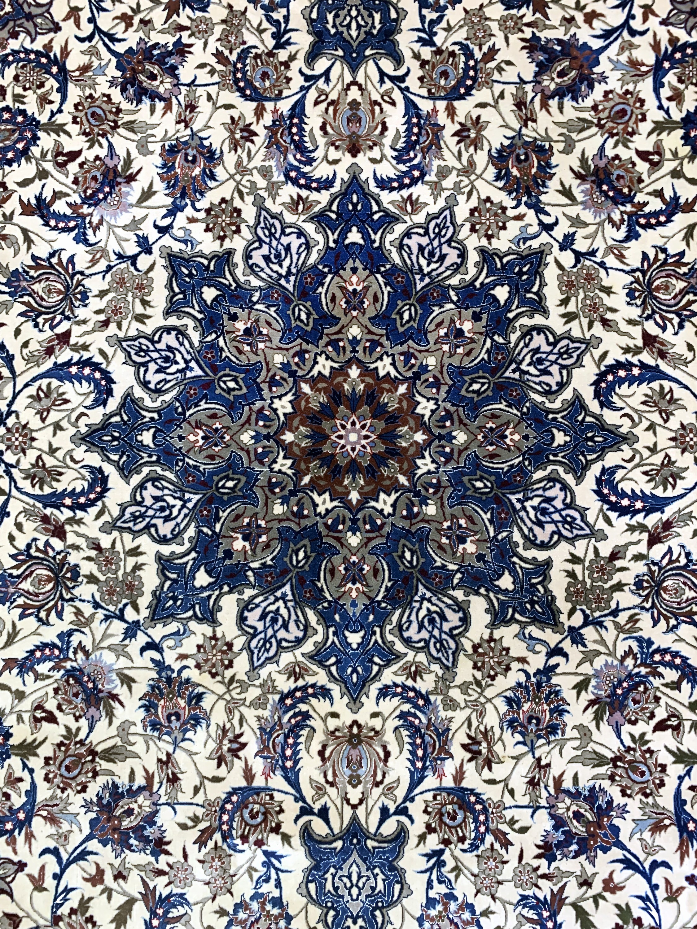 Detail c: Esfahan fein, China, Mitte 20.Jhd, Korkwolle auf Seide, ca. 350 x 254 cm, EHZ: 1-2, (Fransen erneuert)