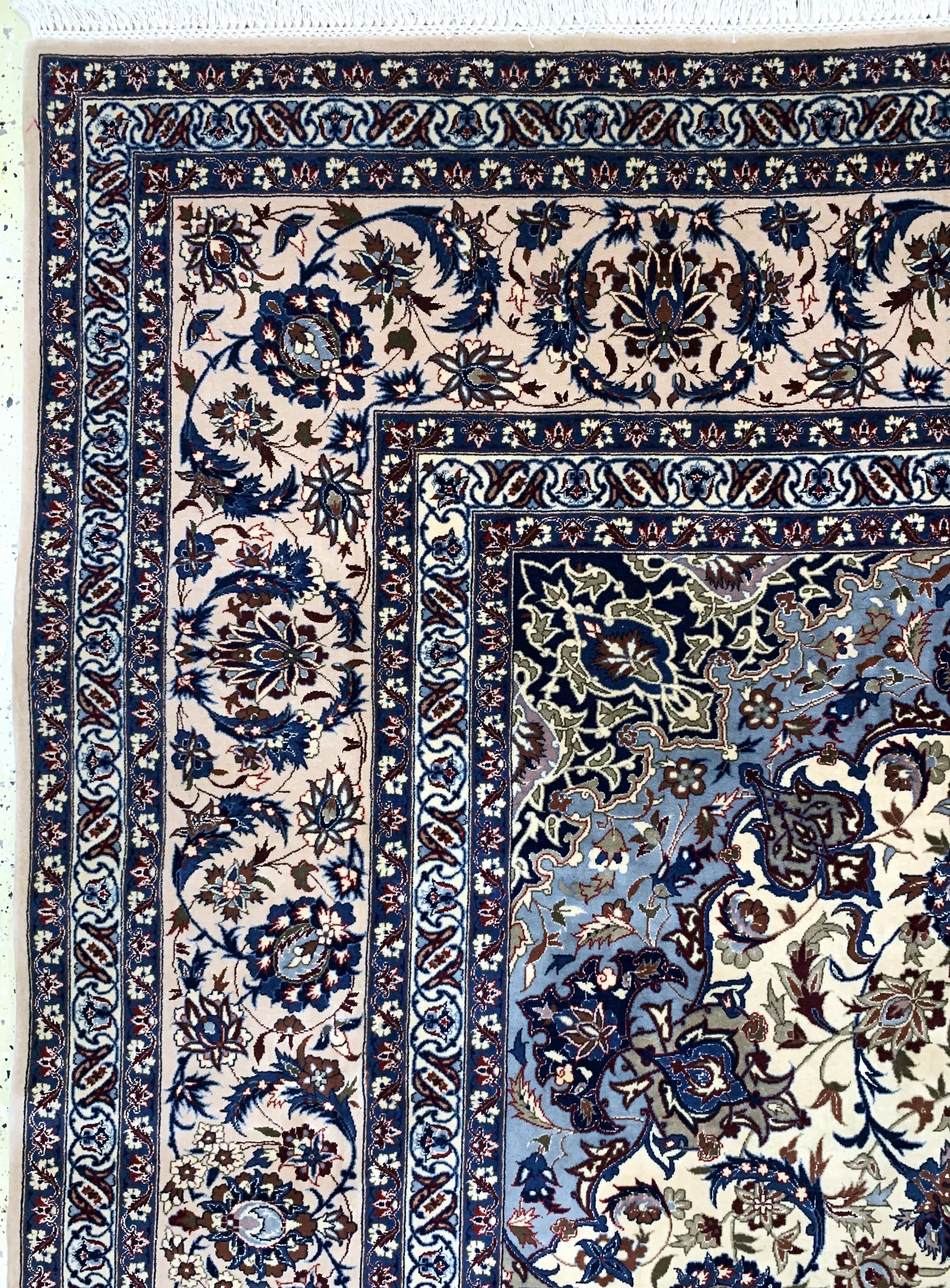Detail d: Esfahan fein, China, Mitte 20.Jhd, Korkwolle auf Seide, ca. 350 x 254 cm, EHZ: 1-2, (Fransen erneuert)